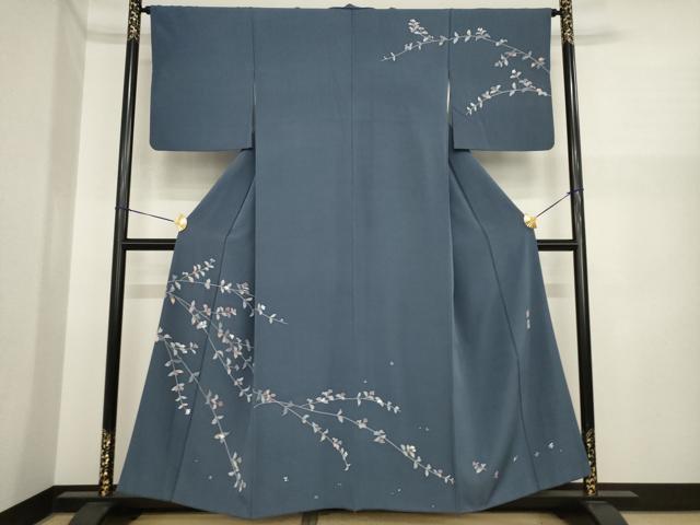 ■■■　サイズ　■■■ 身丈 155cm（肩から） 裄丈 64cm 袖丈 49cm　縫込み 8cm 袖幅 32cm 前幅 24cm 後幅 30cm 着物縫いこみ 内揚げ 7cm 裄 お袖側 約2cm　身頃側 約2cm ■■■　商品詳細　■■■ 【正絹】 状態は接写画像のように衿山・袖口に薄い汚れがございますが その他特に目立ったシミ汚れなどもなく大変良い状態です。 加賀友禅の巨匠、百貫華峰氏を兄に持つ百貫達雄氏の素敵なお着物です。 爽やかに薫る優しい地色に伸びやかに咲き誇る花が美しく女性を彩ります。 大変上質な逸品になります。 お安く出品致しますので、是非この機会にいかがでしょうか？ ■■■　注意事項　■■■ ■モニター発色の具合により色合いが異なる場合がございます。 ■寸法は多少の誤差が生じる場合がございますのでご了承ください。 ■縫込みの長さが左右非対称の場合は短い部分を記載しております。 左右非対称であってもご返品・お値引き等の保証は出来かねますので、ご了承の上ご購入をお願い致します。 ■シミ等のチェックには注意を払っておりますが、見落としがある場合もございますし、個人の見解も様々ですので神経質な方のご購入はお控えください。 ■箪笥に入っておりました着物や帯なので畳みシワや匂いがあるものもございます。 ■お休みは基本的に土日祝となりますが、その他臨時でお休みする場合がございますのでご了承ください。 ■商品の発送は平日のみの発送となります。 ■夜間と土曜、日曜日はお問い合わせの回答が遅れる場合がございます。 ■当店では、お直し、紋入れ、お手入れ等は承っておりません。 ■生地の状態（ヤケ、経年劣化等）によってはサイズ直しが出来ない場合がございます。 その点もどうかご了承のうえ、ご購入をお願いいたします。 ■弊社で取り扱う商品は一点ものにつき、時期や在庫状況に応じて金額が変更となる場合がございます。 ■検針は行っておりません。予めご了承いただきますようお願いいたします。 ■【洗える着物】と記載のある商品におきましては、商品お届け後に洗濯を行ってしまってからのご返品にはご対応しかねます。 念の為、専門店でのお手入れをお願いいたします。 ■写真に写っている物が全てになります。それ以外の付属品はございませんのでご了承ください。 ■状態に関する写真につきましては、掲載可能な写真枚数に限りがあるため、各箇所につき1枚参考画像を掲載しております。 ■着物のサイズ目安は下記を参考ください↓ ＜女性着物＞　お端折り次第で＋5cm　－1cmが着用可能サイズ 　例）身丈170cmの場合、身長160cm～175cm ＜男性着物＞　身丈＋約25cm～27cm程が適応身長 　例）身丈155cmの場合、身長180～182cm