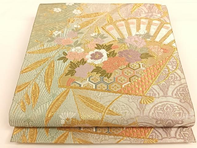 ■■■　サイズ　■■■ 長さ 426cm 幅 30.5cm程 ■■■　商品詳細　■■■ 【正絹】 詳細に関しましては、画像をご確認ください。 大変上質な逸品になります。 お安く出品致しますので、是非この機会にいかがでしょうか？ ※汚れ等に関しましては、着用時には見えない部分になるかと思いますのであまり気にならずお召になれるかと思います。 ■■■　注意事項　■■■ ■モニター発色の具合により色合いが異なる場合がございます。 ■寸法は多少の誤差が生じる場合がございますのでご了承ください。 ■縫込みの長さが左右非対称の場合は短い部分を記載しております。 左右非対称であってもご返品・お値引き等の保証は出来かねますので、ご了承の上ご購入をお願い致します。 ■シミ等のチェックには注意を払っておりますが、見落としがある場合もございますし、個人の見解も様々ですので神経質な方のご購入はお控えください。 ■箪笥に入っておりました着物や帯なので畳みシワや匂いがあるものもございます。 ■お休みは基本的に土日祝となりますが、その他臨時でお休みする場合がございますのでご了承ください。 ■商品の発送は平日のみの発送となります。 ■夜間と土曜、日曜日はお問い合わせの回答が遅れる場合がございます。 ■当店では、お直し、紋入れ、お手入れ等は承っておりません。 ■生地の状態（ヤケ、経年劣化等）によってはサイズ直しが出来ない場合がございます。 その点もどうかご了承のうえ、ご購入をお願いいたします。 ■弊社で取り扱う商品は一点ものにつき、時期や在庫状況に応じて金額が変更となる場合がございます。 ■検針は行っておりません。予めご了承いただきますようお願いいたします。 ■【洗える着物】と記載のある商品におきましては、商品お届け後に洗濯を行ってしまってからのご返品にはご対応しかねます。 念の為、専門店でのお手入れをお願いいたします。 ■着物のサイズ目安は下記を参考ください↓ ＜女性着物＞　お端折り次第で＋5cm　−1cmが着用可能サイズ 　例）身丈170cmの場合、身長160cm〜175cm ＜男性着物＞　身丈＋約25cm〜27cm程が適応身長 　例）身丈155cmの場合、身長180〜182cm