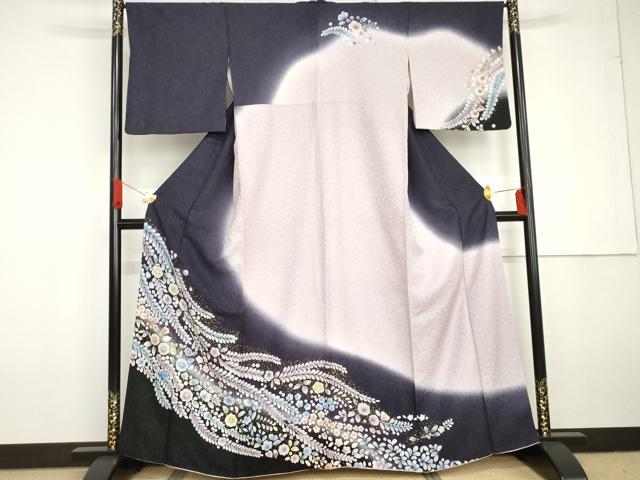 ■■■　サイズ　■■■ 身丈 160.5cm（肩から） 裄丈 66.5cm 袖丈 49cm　縫込み 5.5cm 袖幅 33cm 前幅 24cm 後幅 30.5cm 着物縫いこみ 内揚げ 7.5cm 裄 お袖側 約3cm　身頃側 約4cm ■■■　商品詳細　■■■ 【正絹】 状態は接写画像のように右袖前に薄い汚れがございますが その他特に目立ったシミ汚れなどもなく大変良い状態です。 大変上質な逸品になります。 お安く出品致しますので、是非この機会にいかがでしょうか？ ■■■　注意事項　■■■ ■モニター発色の具合により色合いが異なる場合がございます。 ■寸法は多少の誤差が生じる場合がございますのでご了承ください。 ■縫込みの長さが左右非対称の場合は短い部分を記載しております。 左右非対称であってもご返品・お値引き等の保証は出来かねますので、ご了承の上ご購入をお願い致します。 ■シミ等のチェックには注意を払っておりますが、見落としがある場合もございますし、個人の見解も様々ですので神経質な方のご購入はお控えください。 ■箪笥に入っておりました着物や帯なので畳みシワや匂いがあるものもございます。 ■お休みは基本的に土日祝となりますが、その他臨時でお休みする場合がございますのでご了承ください。 ■商品の発送は平日のみの発送となります。 ■夜間と土曜、日曜日はお問い合わせの回答が遅れる場合がございます。 ■当店では、お直し、紋入れ、お手入れ等は承っておりません。 ■生地の状態（ヤケ、経年劣化等）によってはサイズ直しが出来ない場合がございます。 その点もどうかご了承のうえ、ご購入をお願いいたします。 ■弊社で取り扱う商品は一点ものにつき、時期や在庫状況に応じて金額が変更となる場合がございます。 ■検針は行っておりません。予めご了承いただきますようお願いいたします。 ■【洗える着物】と記載のある商品におきましては、商品お届け後に洗濯を行ってしまってからのご返品にはご対応しかねます。 念の為、専門店でのお手入れをお願いいたします。 ■着物のサイズ目安は下記を参考ください↓ ＜女性着物＞　お端折り次第で＋5cm　−1cmが着用可能サイズ 　例）身丈170cmの場合、身長160cm〜175cm ＜男性着物＞　身丈＋約25cm〜27cm程が適応身長 　例）身丈155cmの場合、身長180〜182cm