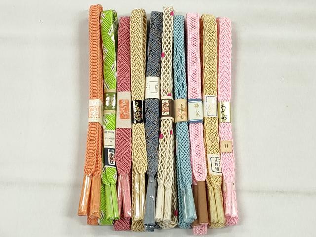 ■■■　商品詳細　■■■ 【未使用】 ※こちらのお品はまとめての出品となりますので、 汚れ・サイズ等の詳細は記載しておりません。 ご理解の上でのご入札をお願い致します。 大変上質な逸品になります。 お安く出品致しますので、是非この機会にいかがでしょうか？ ■■■　注意事項　■■■ ■モニター発色の具合により色合いが異なる場合がございます。 ■寸法は多少の誤差が生じる場合がございますのでご了承ください。 ■縫込みの長さが左右非対称の場合は短い部分を記載しております。 左右非対称であってもご返品・お値引き等の保証は出来かねますので、ご了承の上ご購入をお願い致します。 ■シミ等のチェックには注意を払っておりますが、見落としがある場合もございますし、個人の見解も様々ですので神経質な方のご購入はお控えください。 ■箪笥に入っておりました着物や帯なので畳みシワや匂いがあるものもございます。 ■お休みは基本的に土日祝となりますが、その他臨時でお休みする場合がございますのでご了承ください。 ■商品の発送は平日のみの発送となります。 ■夜間と土曜、日曜日はお問い合わせの回答が遅れる場合がございます。 ■当店では、お直し、紋入れ、お手入れ等は承っておりません。 ■生地の状態（ヤケ、経年劣化等）によってはサイズ直しが出来ない場合がございます。 その点もどうかご了承のうえ、ご購入をお願いいたします。 ■弊社で取り扱う商品は一点ものにつき、時期や在庫状況に応じて金額が変更となる場合がございます。 ■検針は行っておりません。予めご了承いただきますようお願いいたします。 ■【洗える着物】と記載のある商品におきましては、商品お届け後に洗濯を行ってしまってからのご返品にはご対応しかねます。 念の為、専門店でのお手入れをお願いいたします。 ■写真に写っている物が全てになります。それ以外の付属品はございませんのでご了承ください。 ■状態に関する写真につきましては、掲載可能な写真枚数に限りがあるため、各箇所につき1枚参考画像を掲載しております。 ■着物のサイズ目安は下記を参考ください↓ ＜女性着物＞　お端折り次第で＋5cm　－1cmが着用可能サイズ 　例）身丈170cmの場合、身長160cm～175cm ＜男性着物＞　身丈＋約25cm～27cm程が適応身長 　例）身丈155cmの場合、身長180～182cm