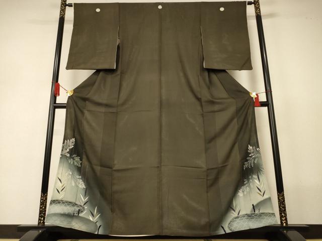 ■■■　サイズ　■■■ 身丈 158.5cm（肩から） 裄丈 61.5cm 袖丈 57cm　縫込み 3.5cm 袖幅 32cm 前幅 23cm 後幅 28.5cm 着物縫いこみ 内揚げ 0cm 裄 お袖側 約3.5cm　身頃側 約4cm ■■■　商品詳細　■■■ 【正絹・五つ紋・比翼仕立て】 状態は接写画像のように比翼衿・衿裏・衿・袖口に薄い汚れ、表地所々にヤケ・汚れがございます。 大変上質な逸品になります。 お安く出品致しますので、是非この機会にいかがでしょうか？ ※アンティークになりますのでお品物の状態の感じ方には個人差がございます。 ご理解の上でのご入札をお願い致します。 ■■■　注意事項　■■■ ■モニター発色の具合により色合いが異なる場合がございます。 ■寸法は多少の誤差が生じる場合がございますのでご了承ください。 ■縫込みの長さが左右非対称の場合は短い部分を記載しております。 左右非対称であってもご返品・お値引き等の保証は出来かねますので、ご了承の上ご購入をお願い致します。 ■シミ等のチェックには注意を払っておりますが、見落としがある場合もございますし、個人の見解も様々ですので神経質な方のご購入はお控えください。 ■箪笥に入っておりました着物や帯なので畳みシワや匂いがあるものもございます。 ■お休みは基本的に土日祝となりますが、その他臨時でお休みする場合がございますのでご了承ください。 ■商品の発送は平日のみの発送となります。 ■夜間と土曜、日曜日はお問い合わせの回答が遅れる場合がございます。 ■当店では、お直し、紋入れ、お手入れ等は承っておりません。 ■生地の状態（ヤケ、経年劣化等）によってはサイズ直しが出来ない場合がございます。 その点もどうかご了承のうえ、ご購入をお願いいたします。 ■弊社で取り扱う商品は一点ものにつき、時期や在庫状況に応じて金額が変更となる場合がございます。 ■検針は行っておりません。予めご了承いただきますようお願いいたします。 ■【洗える着物】と記載のある商品におきましては、商品お届け後に洗濯を行ってしまってからのご返品にはご対応しかねます。 念の為、専門店でのお手入れをお願いいたします。 ■写真に写っている物が全てになります。それ以外の付属品はございませんのでご了承ください。 ■状態に関する写真につきましては、掲載可能な写真枚数に限りがあるため、各箇所につき1枚参考画像を掲載しております。 ■着物のサイズ目安は下記を参考ください↓ ＜女性着物＞　お端折り次第で＋5cm　－1cmが着用可能サイズ 　例）身丈170cmの場合、身長160cm～175cm ＜男性着物＞　身丈＋約25cm～27cm程が適応身長 　例）身丈155cmの場合、身長180～182cm