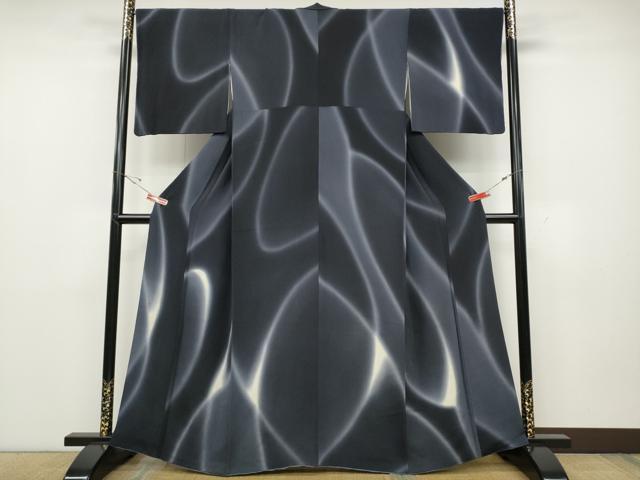 ■■■　サイズ　■■■ 身丈 163cm（肩から） 裄丈 67.5cm 袖丈 48cm　縫込み 7cm 袖幅 34cm 前幅 24.5cm 後幅 30cm 着物縫いこみ 内揚げ 7cm 裄 お袖側 約2cm　身頃側 約1cm ■■■　商品詳細　■■■ 【正絹】 状態は接写画像のようにおくみ・衿山・両袖口に薄い汚れがございますが その他特に目立ったシミ汚れなどもなく大変良い状態です。 大変上質な逸品になります。 お安く出品致しますので、是非この機会にいかがでしょうか？ ■■■　注意事項　■■■ ■モニター発色の具合により色合いが異なる場合がございます。 ■寸法は多少の誤差が生じる場合がございますのでご了承ください。 ■縫込みの長さが左右非対称の場合は短い部分を記載しております。 左右非対称であってもご返品・お値引き等の保証は出来かねますので、ご了承の上ご購入をお願い致します。 ■シミ等のチェックには注意を払っておりますが、見落としがある場合もございますし、個人の見解も様々ですので神経質な方のご購入はお控えください。 ■箪笥に入っておりました着物や帯なので畳みシワや匂いがあるものもございます。 ■お休みは基本的に土日祝となりますが、その他臨時でお休みする場合がございますのでご了承ください。 ■商品の発送は平日のみの発送となります。 ■夜間と土曜、日曜日はお問い合わせの回答が遅れる場合がございます。 ■当店では、お直し、紋入れ、お手入れ等は承っておりません。 ■生地の状態（ヤケ、経年劣化等）によってはサイズ直しが出来ない場合がございます。 その点もどうかご了承のうえ、ご購入をお願いいたします。 ■弊社で取り扱う商品は一点ものにつき、時期や在庫状況に応じて金額が変更となる場合がございます。 ■検針は行っておりません。予めご了承いただきますようお願いいたします。 ■【洗える着物】と記載のある商品におきましては、商品お届け後に洗濯を行ってしまってからのご返品にはご対応しかねます。 念の為、専門店でのお手入れをお願いいたします。 ■着物のサイズ目安は下記を参考ください↓ ＜女性着物＞　お端折り次第で＋5cm　−1cmが着用可能サイズ 　例）身丈170cmの場合、身長160cm〜175cm ＜男性着物＞　身丈＋約25cm〜27cm程が適応身長 　例）身丈155cmの場合、身長180〜182cm