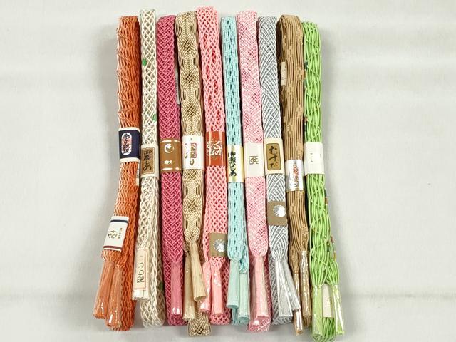 ■■■　商品詳細　■■■ 【未使用】 ※こちらのお品はまとめての出品となりますので、 汚れ・サイズ等の詳細は記載しておりません。 ご理解の上でのご入札をお願い致します。 大変上質な逸品になります。 お安く出品致しますので、是非この機会にいかがでしょうか？ ■■■　注意事項　■■■ ■モニター発色の具合により色合いが異なる場合がございます。 ■寸法は多少の誤差が生じる場合がございますのでご了承ください。 ■縫込みの長さが左右非対称の場合は短い部分を記載しております。 左右非対称であってもご返品・お値引き等の保証は出来かねますので、ご了承の上ご購入をお願い致します。 ■シミ等のチェックには注意を払っておりますが、見落としがある場合もございますし、個人の見解も様々ですので神経質な方のご購入はお控えください。 ■箪笥に入っておりました着物や帯なので畳みシワや匂いがあるものもございます。 ■お休みは基本的に土日祝となりますが、その他臨時でお休みする場合がございますのでご了承ください。 ■商品の発送は平日のみの発送となります。 ■夜間と土曜、日曜日はお問い合わせの回答が遅れる場合がございます。 ■当店では、お直し、紋入れ、お手入れ等は承っておりません。 ■生地の状態（ヤケ、経年劣化等）によってはサイズ直しが出来ない場合がございます。 その点もどうかご了承のうえ、ご購入をお願いいたします。 ■弊社で取り扱う商品は一点ものにつき、時期や在庫状況に応じて金額が変更となる場合がございます。 ■検針は行っておりません。予めご了承いただきますようお願いいたします。 ■【洗える着物】と記載のある商品におきましては、商品お届け後に洗濯を行ってしまってからのご返品にはご対応しかねます。 念の為、専門店でのお手入れをお願いいたします。 ■写真に写っている物が全てになります。それ以外の付属品はございませんのでご了承ください。 ■状態に関する写真につきましては、掲載可能な写真枚数に限りがあるため、各箇所につき1枚参考画像を掲載しております。 ■着物のサイズ目安は下記を参考ください↓ ＜女性着物＞　お端折り次第で＋5cm　－1cmが着用可能サイズ 　例）身丈170cmの場合、身長160cm～175cm ＜男性着物＞　身丈＋約25cm～27cm程が適応身長 　例）身丈155cmの場合、身長180～182cm
