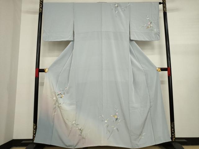 ■■■　サイズ　■■■ 身丈 158cm（肩から） 裄丈 66cm 袖丈 47cm　縫込み 7.5cm 袖幅 34cm 前幅 24cm 後幅 30cm 着物縫いこみ 内揚げ 4.5cm 裄 お袖側 約1cm　身頃側 約2cm ■■■　商品詳細　■■■ 【正絹・重ね衿：取り外し可能】 状態は接写画像のように左袖・後身頃・袖口・衿山に薄い汚れがございますが その他特に目立ったシミ汚れなどもなく大変良い状態です。 大変上質な逸品になります。 お安く出品致しますので、是非この機会にいかがでしょうか？ ■■■　注意事項　■■■ ■モニター発色の具合により色合いが異なる場合がございます。 ■寸法は多少の誤差が生じる場合がございますのでご了承ください。 ■シミ等のチェックには注意を払っておりますが、見落としがある場合もございますし、個人の見解も様々ですので神経質な方のご購入はお控えください。 ■箪笥に入っておりました着物や帯なので畳みシワや匂いがあるものもございます。 ■お休みは基本的に土日祝となりますが、その他臨時でお休みする場合がございますのでご了承ください。 ■商品の発送は平日のみの発送となります。 ■夜間と土曜、日曜日はお問い合わせの回答が遅れる場合がございます。 ■当店では、お直し、紋入れ、お手入れ等は承っておりません。 ■生地の状態（ヤケ、経年劣化等）によってはサイズ直しが出来ない場合がございます。 その点もどうかご了承のうえ、ご購入をお願いいたします。 ■着物のサイズ目安は下記を参考ください↓ ＜女性着物＞　身長-10cm+5cmが着用可能サイズ(お端折り次第) 　例）身長160cmの方→着物身丈150cm〜165cm ＜男性着物＞　身長-27cm ±5cmが着用可能サイズ 　例）身長170cmの方→着物身丈138cm〜148cm