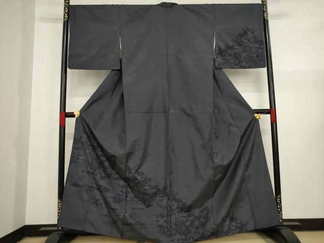 ■■■　サイズ　■■■ 身丈 161cm（肩から） 裄丈 68cm 袖丈 49cm　縫込み 4cm 袖幅 34cm 前幅 26cm 後幅 30cm 着物縫いこみ 内揚げ 4cm 裄 お袖側 約1cm　身頃側 約1cm ■■■　商品詳細　■■■ 【正絹】 状態は接写画像のように袖口・衿山に薄い汚れがございますが その他特に目立ったシミ汚れなどもなく大変良い状態です。 大変上質な逸品になります。 お安く出品致しますので、是非この機会にいかがでしょうか？ ※若干着用シワがございます。 ■■■　注意事項　■■■ ■モニター発色の具合により色合いが異なる場合がございます。 ■寸法は多少の誤差が生じる場合がございますのでご了承ください。 ■シミ等のチェックには注意を払っておりますが、見落としがある場合もございますし、個人の見解も様々ですので神経質な方のご購入はお控えください。 ■箪笥に入っておりました着物や帯なので畳みシワや匂いがあるものもございます。 ■お休みは基本的に土日祝となりますが、その他臨時でお休みする場合がございますのでご了承ください。 ■商品の発送は平日のみの発送となります。 ■夜間と土曜、日曜日はお問い合わせの回答が遅れる場合がございます。 ■当店では、お直し、紋入れ、お手入れ等は承っておりません。 ■生地の状態（ヤケ、経年劣化等）によってはサイズ直しが出来ない場合がございます。 その点もどうかご了承のうえ、ご購入をお願いいたします。 ■着物のサイズ目安は下記を参考ください↓ ＜女性着物＞　身長-10cm+5cmが着用可能サイズ(お端折り次第) 　例）身長160cmの方→着物身丈150cm〜165cm ＜男性着物＞　身長-27cm ±5cmが着用可能サイズ 　例）身長170cmの方→着物身丈138cm〜148cm