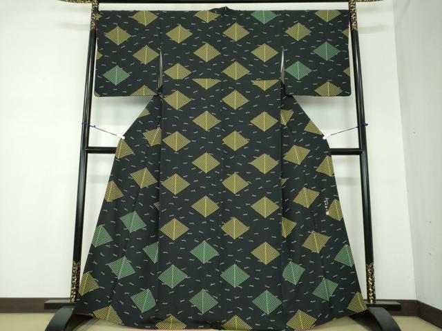 ■■■　サイズ　■■■ 身丈 165.5cm（肩から） 裄丈 69cm 袖丈 50cm　縫込み 7cm 袖幅 34cm 前幅 25cm 後幅 30.5cm 着物縫いこみ 内揚げ 3cm 裄 お袖側 約1.5cm　身頃側 約2cm ■■■　商品詳細　■■■ 【正絹】 状態は特に目立ったシミ汚れなどもなく大変良い状態です。 大変上質な逸品になります。 お安く出品致しますので、是非この機会にいかがでしょうか？ ■■■　注意事項　■■■ ■モニター発色の具合により色合いが異なる場合がございます。 ■寸法は多少の誤差が生じる場合がございますのでご了承ください。 ■縫込みの長さが左右非対称の場合は短い部分を記載しております。 左右非対称であってもご返品・お値引き等の保証は出来かねますので、ご了承の上ご購入をお願い致します。 ■シミ等のチェックには注意を払っておりますが、見落としがある場合もございますし、個人の見解も様々ですので神経質な方のご購入はお控えください。 ■箪笥に入っておりました着物や帯なので畳みシワや匂いがあるものもございます。 ■お休みは基本的に土日祝となりますが、その他臨時でお休みする場合がございますのでご了承ください。 ■商品の発送は平日のみの発送となります。 ■夜間と土曜、日曜日はお問い合わせの回答が遅れる場合がございます。 ■当店では、お直し、紋入れ、お手入れ等は承っておりません。 ■生地の状態（ヤケ、経年劣化等）によってはサイズ直しが出来ない場合がございます。 その点もどうかご了承のうえ、ご購入をお願いいたします。 ■弊社で取り扱う商品は一点ものにつき、時期や在庫状況に応じて金額が変更となる場合がございます。 ■検針は行っておりません。予めご了承いただきますようお願いいたします。 ■【洗える着物】と記載のある商品におきましては、商品お届け後に洗濯を行ってしまってからのご返品にはご対応しかねます。 念の為、専門店でのお手入れをお願いいたします。 ■着物のサイズ目安は下記を参考ください↓ ＜女性着物＞　お端折り次第で＋5?　−10?が着用可能サイズ 　例）身丈170?の場合、身長160?〜175? ＜男性着物＞　身丈＋約25?〜27?程が適応身長 　例）身丈155?の場合、身長180〜182?