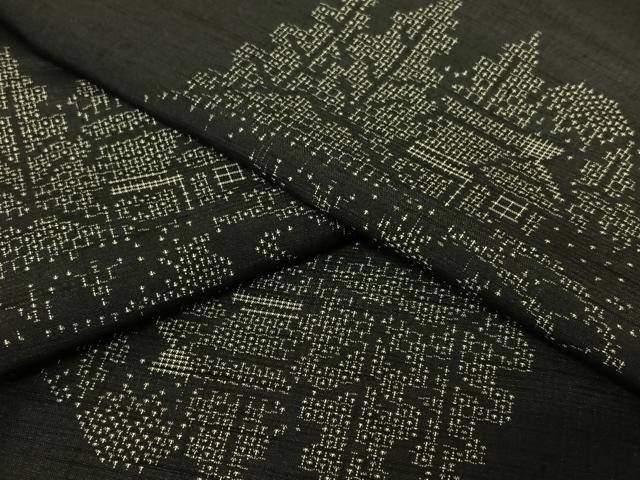 平和屋着物●結城紬　120亀甲　飛び亀甲柄　風景文　黒地　正絹　逸品　AAAU8203zg