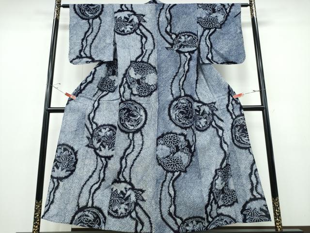 ■■■　サイズ　■■■ 身丈 155.5cm（肩から） 裄丈 63cm 袖丈 47.5cm　縫込み 1.5cm 袖幅 33.5cm 前幅 25cm 後幅 29.5cm 着物縫いこみ 内揚げ 0cm 裄 お袖側 約1cm　身頃側 約2.5cm ■■■　商品詳細　■■■ 【綿】 状態は接写画像のように表地にヤケがございますが その他特に目立ったシミ汚れなどもなく大変良い状態です。 人気の高い“有松鳴海絞り”の浴衣でございます。 “鳴海絞り”ならではの表情を生み出す立体感と 淡いぼかしで息を吹き込まれ、 今にも動き出しそうな迫力を放っております。 夏祭りや花火大会、これから増えるイベントに連れ立って、 より夏をお楽しみ下さいませ。 大変上質な逸品になりますのでぜひお手入れをされてお召しになられてはいかがでしょうか。 お安く出品致しますので、是非この機会にいかがでしょうか？ ■■■　注意事項　■■■ ■モニター発色の具合により色合いが異なる場合がございます。 ■寸法は多少の誤差が生じる場合がございますのでご了承ください。 ■縫込みの長さが左右非対称の場合は短い部分を記載しております。 左右非対称であってもご返品・お値引き等の保証は出来かねますので、ご了承の上ご購入をお願い致します。 ■シミ等のチェックには注意を払っておりますが、見落としがある場合もございますし、個人の見解も様々ですので神経質な方のご購入はお控えください。 ■箪笥に入っておりました着物や帯なので畳みシワや匂いがあるものもございます。 ■お休みは基本的に土日祝となりますが、その他臨時でお休みする場合がございますのでご了承ください。 ■商品の発送は平日のみの発送となります。 ■夜間と土曜、日曜日はお問い合わせの回答が遅れる場合がございます。 ■当店では、お直し、紋入れ、お手入れ等は承っておりません。 ■生地の状態（ヤケ、経年劣化等）によってはサイズ直しが出来ない場合がございます。 その点もどうかご了承のうえ、ご購入をお願いいたします。 ■弊社で取り扱う商品は一点ものにつき、時期や在庫状況に応じて金額が変更となる場合がございます。 ■検針は行っておりません。予めご了承いただきますようお願いいたします。 ■【洗える着物】と記載のある商品におきましては、商品お届け後に洗濯を行ってしまってからのご返品にはご対応しかねます。 念の為、専門店でのお手入れをお願いいたします。 ■着物のサイズ目安は下記を参考ください↓ ＜女性着物＞　お端折り次第で＋5cm　−1cmが着用可能サイズ 　例）身丈170cmの場合、身長160cm〜175cm ＜男性着物＞　身丈＋約25cm〜27cm程が適応身長 　例）身丈155cmの場合、身長180〜182cm