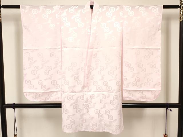 ■■■　サイズ　■■■ 【長襦袢】 身丈 98cm（肩から） 裄丈 54cm（肩上げ　0cm） 袖丈 74.5cm　縫込み 1cm 袖幅 29.5cm 前幅 20cm 後幅 24.5cm 着物縫いこみ 内揚げ 0cm （腰上げ　0cm） 裄 お袖側 約0cm　身頃側 約1cm ■■■　商品詳細　■■■ 長襦袢【化繊・新品】の 状態は特に目立ったシミ汚れなどもなく大変良い状態です。 お安く出品致しますので、是非この機会にいかがでしょうか？ ※ご自身で洗濯された場合の保証はできかねます。専門店にご相談ください。 ※こちらは新品のお品になります。 ※肩上げと腰上げがされておりません。 ■■■　注意事項　■■■ ■モニター発色の具合により色合いが異なる場合がございます。 ■寸法は多少の誤差が生じる場合がございますのでご了承ください。 ■縫込みの長さが左右非対称の場合は短い部分を記載しております。 左右非対称であってもご返品・お値引き等の保証は出来かねますので、ご了承の上ご購入をお願い致します。 ■シミ等のチェックには注意を払っておりますが、見落としがある場合もございますし、個人の見解も様々ですので神経質な方のご購入はお控えください。 ■箪笥に入っておりました着物や帯なので畳みシワや匂いがあるものもございます。 ■お休みは基本的に土日祝となりますが、その他臨時でお休みする場合がございますのでご了承ください。 ■商品の発送は平日のみの発送となります。 ■夜間と土曜、日曜日はお問い合わせの回答が遅れる場合がございます。 ■当店では、お直し、紋入れ、お手入れ等は承っておりません。 ■生地の状態（ヤケ、経年劣化等）によってはサイズ直しが出来ない場合がございます。 その点もどうかご了承のうえ、ご購入をお願いいたします。 ■弊社で取り扱う商品は一点ものにつき、時期や在庫状況に応じて金額が変更となる場合がございます。 ■検針は行っておりません。予めご了承いただきますようお願いいたします。 ■【洗える着物】と記載のある商品におきましては、商品お届け後に洗濯を行ってしまってからのご返品にはご対応しかねます。 念の為、専門店でのお手入れをお願いいたします。 ■着物のサイズ目安は下記を参考ください↓ ＜女性着物＞　お端折り次第で＋5?　−10?が着用可能サイズ 　例）身丈170?の場合、身長160?〜175? ＜男性着物＞　身丈＋約25?〜27?程が適応身長 　例）身丈155?の場合、身長180〜182?