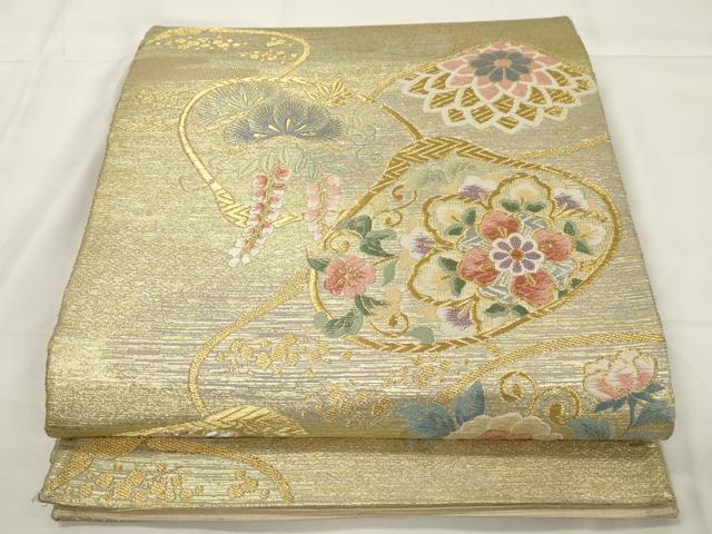 ■■■　サイズ　■■■ 長さ 428cm 幅 30.5cm程 ■■■　商品詳細　■■■ 【正絹】 状態は接写画像のように耳所々に糸解け、柄止まりに折山の線汚れ・薄い汚れ、裏地に汚れ・折山の線汚れがございます。 大変上質な逸品になりますのでぜひお手入れをされてお召しになられてはいかがでしょうか。 お安く出品致しますので、是非この機会にいかがでしょうか？ ■■■　注意事項　■■■ ■モニター発色の具合により色合いが異なる場合がございます。 ■寸法は多少の誤差が生じる場合がございますのでご了承ください。 ■縫込みの長さが左右非対称の場合は短い部分を記載しております。 左右非対称であってもご返品・お値引き等の保証は出来かねますので、ご了承の上ご購入をお願い致します。 ■シミ等のチェックには注意を払っておりますが、見落としがある場合もございますし、個人の見解も様々ですので神経質な方のご購入はお控えください。 ■箪笥に入っておりました着物や帯なので畳みシワや匂いがあるものもございます。 ■お休みは基本的に土日祝となりますが、その他臨時でお休みする場合がございますのでご了承ください。 ■商品の発送は平日のみの発送となります。 ■夜間と土曜、日曜日はお問い合わせの回答が遅れる場合がございます。 ■当店では、お直し、紋入れ、お手入れ等は承っておりません。 ■生地の状態（ヤケ、経年劣化等）によってはサイズ直しが出来ない場合がございます。 その点もどうかご了承のうえ、ご購入をお願いいたします。 ■弊社で取り扱う商品は一点ものにつき、時期や在庫状況に応じて金額が変更となる場合がございます。 ■検針は行っておりません。予めご了承いただきますようお願いいたします。 ■【洗える着物】と記載のある商品におきましては、商品お届け後に洗濯を行ってしまってからのご返品にはご対応しかねます。 念の為、専門店でのお手入れをお願いいたします。 ■着物のサイズ目安は下記を参考ください↓ ＜女性着物＞　お端折り次第で＋5cm　−1cmが着用可能サイズ 　例）身丈170cmの場合、身長160cm〜175cm ＜男性着物＞　身丈＋約25cm〜27cm程が適応身長 　例）身丈155cmの場合、身長180〜182cm