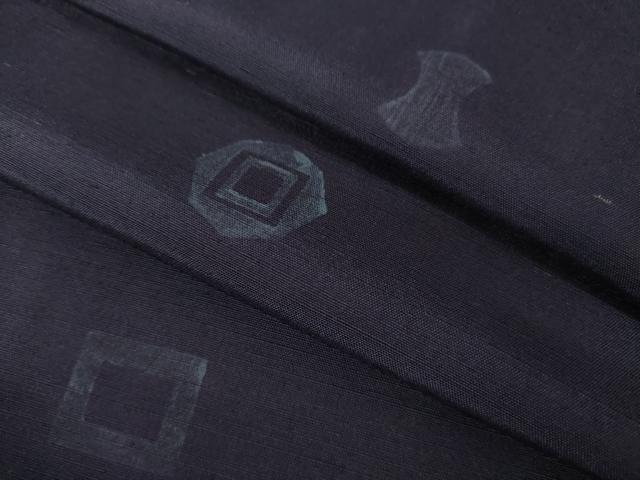 ■■■　サイズ　■■■ 身丈 151cm（肩から） 裄丈 62cm 袖丈 45cm　縫込み 3cm 袖幅 32cm 前幅 25cm 後幅 29cm 着物縫いこみ 内揚げ 0cm 裄 お袖側 約1cm　身頃側 約3.5cm ■■■　商品詳細　■■■ 【正絹】 状態は接写画像のように胴裏に糸解けとシミとホックシミがございますが その他特に目立ったシミ汚れなどもなく大変良い状態です。 大変上質な逸品になります。 お安く出品致しますので、是非この機会にいかがでしょうか？ ■■■　注意事項　■■■ ■モニター発色の具合により色合いが異なる場合がございます。 ■寸法は多少の誤差が生じる場合がございますのでご了承ください。 ■シミ等のチェックには注意を払っておりますが、見落としがある場合もございますし、個人の見解も様々ですので神経質な方のご購入はお控えください。 ■箪笥に入っておりました着物や帯なので畳みシワや匂いがあるものもございます。 ■お休みは基本的に土日祝となりますが、その他臨時でお休みする場合がございますのでご了承ください。 ■商品の発送は平日のみの発送となります。 ■夜間と土曜、日曜日はお問い合わせの回答が遅れる場合がございます。 ■当店では、お直し、紋入れ、お手入れ等は承っておりません。 ■生地の状態（ヤケ、経年劣化等）によってはサイズ直しが出来ない場合がございます。 その点もどうかご了承のうえ、ご購入をお願いいたします。 ■着物のサイズ目安は下記を参考ください↓ ＜女性着物＞　身長-10cm+5cmが着用可能サイズ(お端折り次第) 　例）身長160cmの方→着物身丈150cm〜165cm ＜男性着物＞　身長-27cm ±5cmが着用可能サイズ 　例）身長170cmの方→着物身丈138cm〜148cm