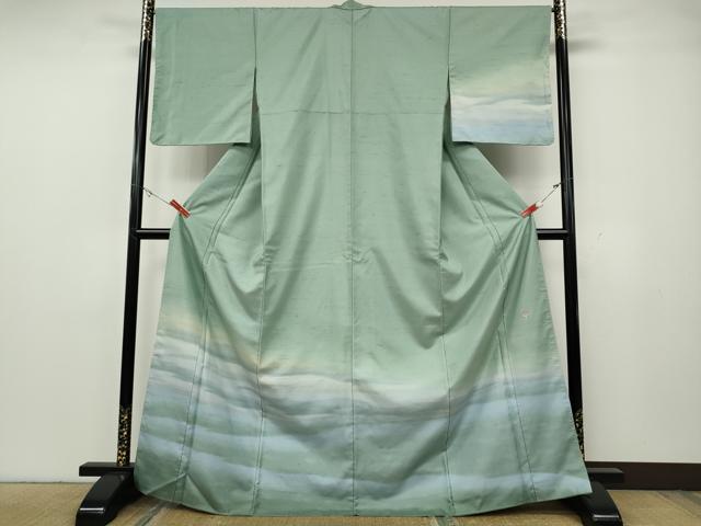 ■■■　サイズ　■■■ 身丈 168cm（肩から） 裄丈 66.5cm 袖丈 49cm　縫込み 7cm 袖幅 33.5cm 前幅 24cm 後幅 29.5cm 着物縫いこみ 内揚げ 2cm 裄 お袖側 約2cm　身頃側 約0cm ■■■　商品詳細　■■■ 【正絹】 状態は接写画像のように衿山・衿裏に薄い汚れがございますが その他特に目立ったシミ汚れなどもなく大変良い状態です。 石川県の白峰村で生産されている牛首紬(うしくびつむぎ)は、 日本三大紬のなかで最も生産量が少ない織物です。 牛首紬は二匹の蚕が偶然作りだす玉繭を直接手で引き出して一本の糸にしていく 「のべ引き」という工程によって味わいのある節、美しい艶、滑らかな手触りが生まれます。 玉繭から引き出した太くしっかりとした糸によって堅牢度が高くなり、 別名「釘抜き紬」とも称されます。 複雑に絡み合った玉繭から一本の糸を作るには高度な熟練の技が要求され、 それこそが牛首紬の独自性を守っているのです。 また、牛首紬の特徴は 玉繭から手挽きする玉糸づくりと糸づくりから織りまでの 合計20にもわたる工程を一貫作業で生産していることです。 職人の手の温もりをたっぷりと含んで、 しなやかさとハリのある上質な地風が生まれます。 大変上質な逸品になります。 お安く出品致しますので、是非この機会にいかがでしょうか？ ■■■　注意事項　■■■ ■モニター発色の具合により色合いが異なる場合がございます。 ■寸法は多少の誤差が生じる場合がございますのでご了承ください。 ■縫込みの長さが左右非対称の場合は短い部分を記載しております。 左右非対称であってもご返品・お値引き等の保証は出来かねますので、ご了承の上ご購入をお願い致します。 ■シミ等のチェックには注意を払っておりますが、見落としがある場合もございますし、個人の見解も様々ですので神経質な方のご購入はお控えください。 ■箪笥に入っておりました着物や帯なので畳みシワや匂いがあるものもございます。 ■お休みは基本的に土日祝となりますが、その他臨時でお休みする場合がございますのでご了承ください。 ■商品の発送は平日のみの発送となります。 ■夜間と土曜、日曜日はお問い合わせの回答が遅れる場合がございます。 ■当店では、お直し、紋入れ、お手入れ等は承っておりません。 ■生地の状態（ヤケ、経年劣化等）によってはサイズ直しが出来ない場合がございます。 その点もどうかご了承のうえ、ご購入をお願いいたします。 ■弊社で取り扱う商品は一点ものにつき、時期や在庫状況に応じて金額が変更となる場合がございます。 ■検針は行っておりません。予めご了承いただきますようお願いいたします。 ■【洗える着物】と記載のある商品におきましては、商品お届け後に洗濯を行ってしまってからのご返品にはご対応しかねます。 念の為、専門店でのお手入れをお願いいたします。 ■写真に写っている物が全てになります。それ以外の付属品はございませんのでご了承ください。 ■着物のサイズ目安は下記を参考ください↓ ＜女性着物＞　お端折り次第で＋5cm　－1cmが着用可能サイズ 　例）身丈170cmの場合、身長160cm～175cm ＜男性着物＞　身丈＋約25cm～27cm程が適応身長 　例）身丈155cmの場合、身長180～182cm