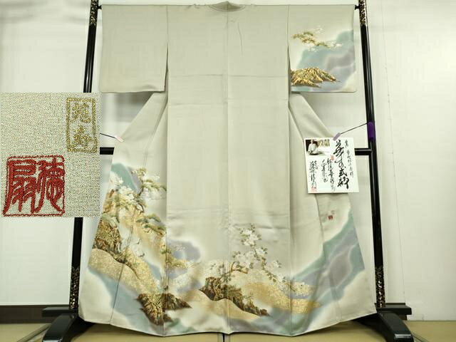 ■■■　サイズ　■■■ 身丈 161.5cm（肩から） 裄丈 66cm 袖丈 49cm　 縫込み 4cm 袖幅 33.5cm 前幅 25cm 後幅 30cm 着物縫いこみ 内揚げ 9cm 裄 お袖側 約 4cm　身頃側 約 3.5cm ■■■　商品詳細　■■■ 【正絹】 状態は接写画像のように 左袖後に薄い汚れがございますが その他特に目立ったシミ汚れなどもなく大変良い状態です。 琳派の祖として知られる本阿弥光悦が開設した 「光悦村」があるのが京都・鷹ヶ峰。 この地から当時の王朝趣味に代表される 優美さや高尚さを兼ね備えた帯、着物を創作し、 さらに“徳扇コスモ・アート”と称賛される絵画を発表し、 世界の著名人から高い評価を受けている。 また芸術界のノーベル賞と表現されるユネスコ・パリ本部認定の ユネスコ・グリーティング・アーティストとして連続して選出されるなど、 現在でも世界のトップアーティストとして活躍中。 創作理念は、「優雅」「格調」「貴品」、 そして「見つめられる着物」。 生地やキャンバスには、 時が経っても変色のない本金糸や本プラチナ糸を使用。 また五大宝石をパウダー状にした上で絵の具化し、 様々な独自の特殊技法で着物やアートを創作。 大変上質な極上の逸品になります。 お安く出品致しますので、是非この機会にいかがでしょうか？ ■■■　注意事項　■■■ ■モニター発色の具合により色合いが異なる場合がございます。 ■寸法は多少の誤差が生じる場合がございますのでご了承ください。 ■縫込みの長さが左右非対称の場合は短い部分を記載しております。 左右非対称であってもご返品・お値引き等の保証は出来かねますので、ご了承の上ご購入をお願い致します。 ■シミ等のチェックには注意を払っておりますが、見落としがある場合もございますし、個人の見解も様々ですので神経質な方のご購入はお控えください。 ■箪笥に入っておりました着物や帯なので畳みシワや匂いがあるものもございます。 ■お休みは基本的に土日祝となりますが、その他臨時でお休みする場合がございますのでご了承ください。 ■商品の発送は平日のみの発送となります。 ■夜間と土曜、日曜日はお問い合わせの回答が遅れる場合がございます。 ■当店では、お直し、紋入れ、お手入れ等は承っておりません。 ■生地の状態（ヤケ、経年劣化等）によってはサイズ直しが出来ない場合がございます。 その点もどうかご了承のうえ、ご購入をお願いいたします。 ■弊社で取り扱う商品は一点ものにつき、時期や在庫状況に応じて金額が変更となる場合がございます。 ■検針は行っておりません。予めご了承いただきますようお願いいたします。 ■【洗える着物】と記載のある商品におきましては、商品お届け後に洗濯を行ってしまってからのご返品にはご対応しかねます。 念の為、専門店でのお手入れをお願いいたします。 ■写真に写っている物が全てになります。 それ以外の付属品はございませんのでご了承ください。 ■状態に関する写真につきましては、掲載可能な写真枚数に限りがあるため、 各箇所につき1枚参考画像を掲載しております。 ■着物のサイズ目安は下記を参考ください↓ ＜女性着物＞　お端折り次第で＋5cm　−10cmが着用可能サイズ 　例）身丈170cmの場合、身長160cm〜175cm ＜男性着物＞　身丈＋約25cm〜27cm程が適応身長 　例）身丈155cmの場合、身長180cm〜182cm