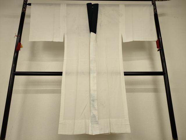 ■■■　サイズ　■■■ 身丈 129cm（肩から） 裄丈 67cm 袖丈 46.5cm　縫込み 0cm 袖幅 34.5cm 前幅 27.5cm 後幅 31.5cm 着物縫いこみ 内揚げ 0cm 裄 お袖側 約3cm　身頃側 約2.5cm ■■■　商品詳細　■■■ 【正絹】 状態は接写画像のように衿・表地所々に薄い汚れがございます。 大変上質な逸品になりますのでぜひお手入れをされてお召しになられてはいかがでしょうか。 お安く出品致しますので、是非この機会にいかがでしょうか？ ■■■　注意事項　■■■ ■モニター発色の具合により色合いが異なる場合がございます。 ■寸法は多少の誤差が生じる場合がございますのでご了承ください。 ■縫込みの長さが左右非対称の場合は短い部分を記載しております。 左右非対称であってもご返品・お値引き等の保証は出来かねますので、ご了承の上ご購入をお願い致します。 ■シミ等のチェックには注意を払っておりますが、見落としがある場合もございますし、個人の見解も様々ですので神経質な方のご購入はお控えください。 ■箪笥に入っておりました着物や帯なので畳みシワや匂いがあるものもございます。 ■お休みは基本的に土日祝となりますが、その他臨時でお休みする場合がございますのでご了承ください。 ■商品の発送は平日のみの発送となります。 ■夜間と土曜、日曜日はお問い合わせの回答が遅れる場合がございます。 ■当店では、お直し、紋入れ、お手入れ等は承っておりません。 ■生地の状態（ヤケ、経年劣化等）によってはサイズ直しが出来ない場合がございます。 その点もどうかご了承のうえ、ご購入をお願いいたします。 ■弊社で取り扱う商品は一点ものにつき、時期や在庫状況に応じて金額が変更となる場合がございます。 ■検針は行っておりません。予めご了承いただきますようお願いいたします。 ■【洗える着物】と記載のある商品におきましては、商品お届け後に洗濯を行ってしまってからのご返品にはご対応しかねます。 念の為、専門店でのお手入れをお願いいたします。 ■写真に写っている物が全てになります。それ以外の付属品はございませんのでご了承ください。 ■状態に関する写真につきましては、掲載可能な写真枚数に限りがあるため、各箇所につき1枚参考画像を掲載しております。 ■着物のサイズ目安は下記を参考ください↓ ＜女性着物＞　お端折り次第で＋5cm　−1cmが着用可能サイズ 　例）身丈170cmの場合、身長160cm〜175cm ＜男性着物＞　身丈＋約25cm〜27cm程が適応身長 　例）身丈155cmの場合、身長180〜182cm
