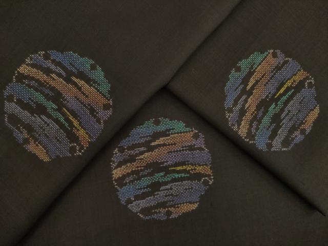 ■■■　サイズ　■■■ 身丈 167cm（肩から） 裄丈 64cm 袖丈 49cm　縫込み 4cm 袖幅 32cm 前幅 24cm 後幅 28cm 着物縫いこみ 内揚げ 2cm 裄 お袖側 約1cm　身頃側 約2cm ■■■　商品詳細　■■■ 【正絹】 状態は接写画像のように衿山に薄い汚れがございますが その他特に目立ったシミ汚れなどもなく大変良い状態です。 大変上質な逸品になります。 お安く出品致しますので、是非この機会にいかがでしょうか？ ■■■　注意事項　■■■ ■モニター発色の具合により色合いが異なる場合がございます。 ■寸法は多少の誤差が生じる場合がございますのでご了承ください。 ■シミ等のチェックには注意を払っておりますが、見落としがある場合もございますし、個人の見解も様々ですので神経質な方のご購入はお控えください。 ■箪笥に入っておりました着物や帯なので畳みシワや匂いがあるものもございます。 ■お休みは基本的に土日祝となりますが、その他臨時でお休みする場合がございますのでご了承ください。 ■商品の発送は平日のみの発送となります。 ■夜間と土曜、日曜日はお問い合わせの回答が遅れる場合がございます。 ■当店では、お直し、紋入れ、お手入れ等は承っておりません。 ■生地の状態（ヤケ、経年劣化等）によってはサイズ直しが出来ない場合がございます。 その点もどうかご了承のうえ、ご購入をお願いいたします。 ■着物のサイズ目安は下記を参考ください↓ ＜女性着物＞　身長-10cm+5cmが着用可能サイズ(お端折り次第) 　例）身長160cmの方→着物身丈150cm〜165cm ＜男性着物＞　身長-27cm ±5cmが着用可能サイズ 　例）身長170cmの方→着物身丈138cm〜148cm