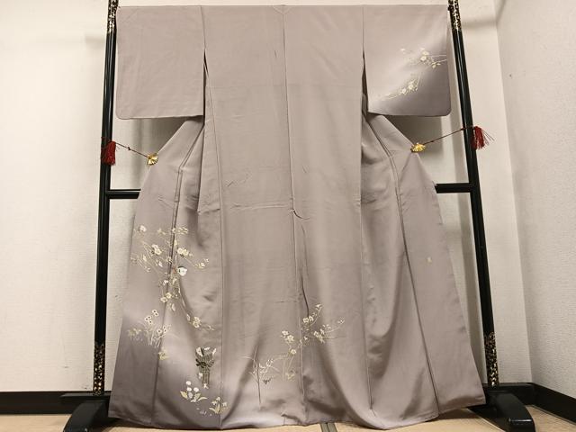 ■■■　サイズ　■■■ 身丈 164cm（肩から） 裄丈 67cm 袖丈 47cm　縫込み 1cm 袖幅 34cm 前幅 25cm 後幅 30cm 着物縫いこみ 内揚げ 2cm 裄 お袖側 約2cm　身頃側 約1cm ■■■　商品詳細　■■■ 【正絹】 状態は接写画像のように袖口・衿・衿山に薄い汚れがございますが その他特に目立ったシミ汚れなどもなく大変良い状態です。 大変上質な逸品になります。 お安く出品致しますので、是非この機会にいかがでしょうか？ ※若干着用シワがございます。 ■■■　注意事項　■■■ ■モニター発色の具合により色合いが異なる場合がございます。 ■寸法は多少の誤差が生じる場合がございますのでご了承ください。 ■縫込みの長さが左右非対称の場合は短い部分を記載しております。 左右非対称であってもご返品・お値引き等の保証は出来かねますので、ご了承の上ご購入をお願い致します。 ■シミ等のチェックには注意を払っておりますが、見落としがある場合もございますし、個人の見解も様々ですので神経質な方のご購入はお控えください。 ■箪笥に入っておりました着物や帯なので畳みシワや匂いがあるものもございます。 ■お休みは基本的に土日祝となりますが、その他臨時でお休みする場合がございますのでご了承ください。 ■商品の発送は平日のみの発送となります。 ■夜間と土曜、日曜日はお問い合わせの回答が遅れる場合がございます。 ■当店では、お直し、紋入れ、お手入れ等は承っておりません。 ■生地の状態（ヤケ、経年劣化等）によってはサイズ直しが出来ない場合がございます。 その点もどうかご了承のうえ、ご購入をお願いいたします。 ■弊社で取り扱う商品は一点ものにつき、時期や在庫状況に応じて金額が変更となる場合がございます。 ■検針は行っておりません。予めご了承いただきますようお願いいたします。 ■【洗える着物】と記載のある商品におきましては、商品お届け後に洗濯を行ってしまってからのご返品にはご対応しかねます。 念の為、専門店でのお手入れをお願いいたします。 ■着物のサイズ目安は下記を参考ください↓ ＜女性着物＞　お端折り次第で＋5cm　−1cmが着用可能サイズ 　例）身丈170cmの場合、身長160cm〜175cm ＜男性着物＞　身丈＋約25cm〜27cm程が適応身長 　例）身丈155cmの場合、身長180〜182cm