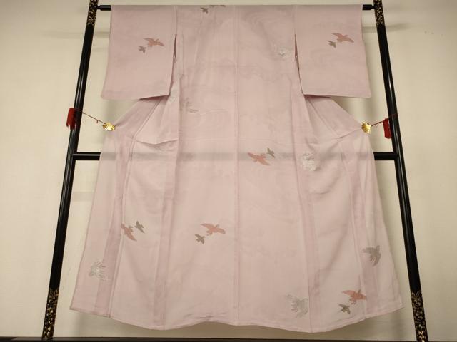 ■■■　サイズ　■■■ 身丈 149.5cm（肩から） 裄丈 60.5cm 袖丈 52.5cm　縫込み 3cm 袖幅 31.5cm 前幅 23cm 後幅 29cm 着物縫いこみ 内揚げ 0cm 裄 お袖側 約1cm　身頃側 約1cm ■■■　商品詳細　■■■ 【正絹】 状態は接写画像のように衿・衿裏・両袖に汚れがございますが その他特に目立ったシミ汚れなどもなく大変良い状態です。 大変上質な逸品になります。 お安く出品致しますので、是非この機会にいかがでしょうか？ ■■■　注意事項　■■■ ■モニター発色の具合により色合いが異なる場合がございます。 ■寸法は多少の誤差が生じる場合がございますのでご了承ください。 ■縫込みの長さが左右非対称の場合は短い部分を記載しております。 左右非対称であってもご返品・お値引き等の保証は出来かねますので、ご了承の上ご購入をお願い致します。 ■シミ等のチェックには注意を払っておりますが、見落としがある場合もございますし、個人の見解も様々ですので神経質な方のご購入はお控えください。 ■箪笥に入っておりました着物や帯なので畳みシワや匂いがあるものもございます。 ■お休みは基本的に土日祝となりますが、その他臨時でお休みする場合がございますのでご了承ください。 ■商品の発送は平日のみの発送となります。 ■夜間と土曜、日曜日はお問い合わせの回答が遅れる場合がございます。 ■当店では、お直し、紋入れ、お手入れ等は承っておりません。 ■生地の状態（ヤケ、経年劣化等）によってはサイズ直しが出来ない場合がございます。 その点もどうかご了承のうえ、ご購入をお願いいたします。 ■弊社で取り扱う商品は一点ものにつき、時期や在庫状況に応じて金額が変更となる場合がございます。 ■検針は行っておりません。予めご了承いただきますようお願いいたします。 ■【洗える着物】と記載のある商品におきましては、商品お届け後に洗濯を行ってしまってからのご返品にはご対応しかねます。 念の為、専門店でのお手入れをお願いいたします。 ■写真に写っている物が全てになります。それ以外の付属品はございませんのでご了承ください。 ■状態に関する写真につきましては、掲載可能な写真枚数に限りがあるため、各箇所につき1枚参考画像を掲載しております。 ■着物のサイズ目安は下記を参考ください↓ ＜女性着物＞　お端折り次第で＋5cm　−1cmが着用可能サイズ 　例）身丈170cmの場合、身長160cm〜175cm ＜男性着物＞　身丈＋約25cm〜27cm程が適応身長 　例）身丈155cmの場合、身長180〜182cm