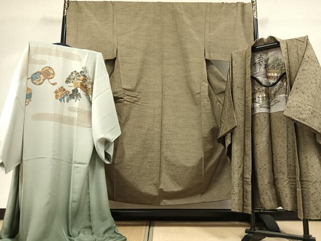 ■■■　サイズ　■■■ 【着物】 身丈 151cm（肩から） 裄丈 72cm 袖丈 48cm　縫込み 6cm 袖幅 38cm 前幅 27cm 後幅 31cm 着物縫いこみ 内揚げ 9cm 裄 お袖側 約2cm　身頃側 約5cm 【羽織】 身丈 96cm（肩から） 裄丈 73cm 袖丈 50cm　縫込み 4.5cm 袖幅 38.5cm 前幅 21cm 後幅 31.5cm 裄 お袖側 約2cm　身頃側 約4.5cm 【長襦袢】 身丈 148cm（肩から） 裄丈 73cm 袖丈 46cm　縫込み 6cm 袖幅 36cm 前幅 30.5cm 後幅 33cm 着物縫いこみ 内揚げ 0cm 裄 お袖側 約1cm　身頃側 約0cm ■■■　商品詳細　■■■ 【正絹】 着物の状態は特に目立ったシミ汚れなどもなく大変良い状態です。 羽織の状態は特に目立ったシミ汚れなどもなく大変良い状態です。 長襦袢の状態は接写画像のように後身頃に薄い汚れがございますが その他特に目立ったシミ汚れなどもなく大変良い状態です。 大変上質な逸品になります。 お安く出品致しますので、是非この機会にいかがでしょうか？ ■■■　注意事項　■■■ ■モニター発色の具合により色合いが異なる場合がございます。 ■寸法は多少の誤差が生じる場合がございますのでご了承ください。 ■縫込みの長さが左右非対称の場合は短い部分を記載しております。 左右非対称であってもご返品・お値引き等の保証は出来かねますので、ご了承の上ご購入をお願い致します。 ■シミ等のチェックには注意を払っておりますが、見落としがある場合もございますし、個人の見解も様々ですので神経質な方のご購入はお控えください。 ■箪笥に入っておりました着物や帯なので畳みシワや匂いがあるものもございます。 ■お休みは基本的に土日祝となりますが、その他臨時でお休みする場合がございますのでご了承ください。 ■商品の発送は平日のみの発送となります。 ■夜間と土曜、日曜日はお問い合わせの回答が遅れる場合がございます。 ■当店では、お直し、紋入れ、お手入れ等は承っておりません。 ■生地の状態（ヤケ、経年劣化等）によってはサイズ直しが出来ない場合がございます。 その点もどうかご了承のうえ、ご購入をお願いいたします。 ■弊社で取り扱う商品は一点ものにつき、時期や在庫状況に応じて金額が変更となる場合がございます。 ■検針は行っておりません。予めご了承いただきますようお願いいたします。 ■【洗える着物】と記載のある商品におきましては、商品お届け後に洗濯を行ってしまってからのご返品にはご対応しかねます。 念の為、専門店でのお手入れをお願いいたします。 ■写真に写っている物が全てになります。それ以外の付属品はございませんのでご了承ください。 ■状態に関する写真につきましては、掲載可能な写真枚数に限りがあるため、各箇所につき1枚参考画像を掲載しております。 ■着物のサイズ目安は下記を参考ください↓ ＜女性着物＞　お端折り次第で＋5cm　−1cmが着用可能サイズ 　例）身丈170cmの場合、身長160cm〜175cm ＜男性着物＞　身丈＋約25cm〜27cm程が適応身長 　例）身丈155cmの場合、身長180〜182cm