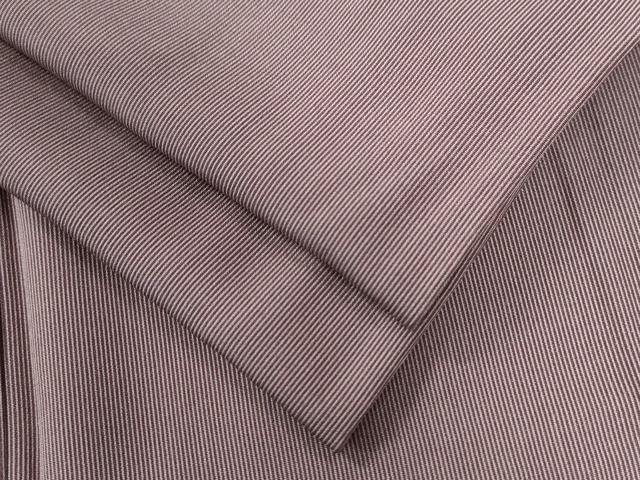 ■■■　サイズ　■■■ 身丈 161cm（肩から） 裄丈 63.5cm 袖丈 48cm　縫込み 4.5cm 袖幅 33cm 前幅 24cm 後幅 31cm 着物縫いこみ 内揚げ 6.5cm 裄 お袖側 約4cm　身頃側 約4cm ■■■　商品詳細　■■■ 【正絹・一つ紋】 状態は特に目立ったシミ汚れなどもなく大変良い状態です。 大変上質な逸品になります。 お安く出品致しますので、是非この機会にいかがでしょうか？ ■■■　注意事項　■■■ ■モニター発色の具合により色合いが異なる場合がございます。 ■寸法は多少の誤差が生じる場合がございますのでご了承ください。 ■縫込みの長さが左右非対称の場合は短い部分を記載しております。 左右非対称であってもご返品・お値引き等の保証は出来かねますので、ご了承の上ご購入をお願い致します。 ■シミ等のチェックには注意を払っておりますが、見落としがある場合もございますし、個人の見解も様々ですので神経質な方のご購入はお控えください。 ■箪笥に入っておりました着物や帯なので畳みシワや匂いがあるものもございます。 ■お休みは基本的に土日祝となりますが、その他臨時でお休みする場合がございますのでご了承ください。 ■商品の発送は平日のみの発送となります。 ■夜間と土曜、日曜日はお問い合わせの回答が遅れる場合がございます。 ■当店では、お直し、紋入れ、お手入れ等は承っておりません。 ■生地の状態（ヤケ、経年劣化等）によってはサイズ直しが出来ない場合がございます。 その点もどうかご了承のうえ、ご購入をお願いいたします。 ■弊社で取り扱う商品は一点ものにつき、時期や在庫状況に応じて金額が変更となる場合がございます。 ■検針は行っておりません。予めご了承いただきますようお願いいたします。 ■【洗える着物】と記載のある商品におきましては、商品お届け後に洗濯を行ってしまってからのご返品にはご対応しかねます。 念の為、専門店でのお手入れをお願いいたします。 ■着物のサイズ目安は下記を参考ください↓ ＜女性着物＞　お端折り次第で＋5?　−10?が着用可能サイズ 　例）身丈170?の場合、身長160?〜175? ＜男性着物＞　身丈＋約25?〜27?程が適応身長 　例）身丈155?の場合、身長180〜182?