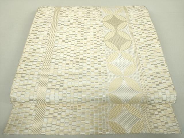 ■■■　サイズ　■■■ 長さ 367.5cm 幅 31cm程 ■■■　商品詳細　■■■ 【正絹】 状態は接写画像のように裏地に若干の薄い汚れがございますが その他表地は特に目立ったシミ汚れなどもなく大変良い状態です。着用時には見えない部分になるかと思いますのであまり気にならずお召になれるかと思います。 本場筑前博多織は、 福岡県福岡市博多区やその周辺で生産される絹織物です。 仏具のひとつである独鈷、華皿を基にした幾何学模様が織られています。 江戸時代に筑前藩主だった黒田長政が幕府への献上品にしたことから、 博多献上、献上博多とも呼ばれます。 横畝が際立って見える経畝織りという織りになっています。 30〜60本の細い経糸を使うため、こしやはりがあり、 地合が硬く、光沢感があります。 きちんと締まり、くずれにくい、締めやすい帯といわれています。 大変上質な逸品になります。 お安く出品致しますので、是非この機会にいかがでしょうか？ ■■■　注意事項　■■■ ■モニター発色の具合により色合いが異なる場合がございます。 ■寸法は多少の誤差が生じる場合がございますのでご了承ください。 ■縫込みの長さが左右非対称の場合は短い部分を記載しております。 左右非対称であってもご返品・お値引き等の保証は出来かねますので、ご了承の上ご購入をお願い致します。 ■シミ等のチェックには注意を払っておりますが、見落としがある場合もございますし、個人の見解も様々ですので神経質な方のご購入はお控えください。 ■箪笥に入っておりました着物や帯なので畳みシワや匂いがあるものもございます。 ■お休みは基本的に土日祝となりますが、その他臨時でお休みする場合がございますのでご了承ください。 ■商品の発送は平日のみの発送となります。 ■夜間と土曜、日曜日はお問い合わせの回答が遅れる場合がございます。 ■当店では、お直し、紋入れ、お手入れ等は承っておりません。 ■生地の状態（ヤケ、経年劣化等）によってはサイズ直しが出来ない場合がございます。 その点もどうかご了承のうえ、ご購入をお願いいたします。 ■弊社で取り扱う商品は一点ものにつき、時期や在庫状況に応じて金額が変更となる場合がございます。 ■検針は行っておりません。予めご了承いただきますようお願いいたします。 ■【洗える着物】と記載のある商品におきましては、商品お届け後に洗濯を行ってしまってからのご返品にはご対応しかねます。 念の為、専門店でのお手入れをお願いいたします。 ■着物のサイズ目安は下記を参考ください↓ ＜女性着物＞　お端折り次第で＋5cm　−1cmが着用可能サイズ 　例）身丈170cmの場合、身長160cm〜175cm ＜男性着物＞　身丈＋約25cm〜27cm程が適応身長 　例）身丈155cmの場合、身長180〜182cm
