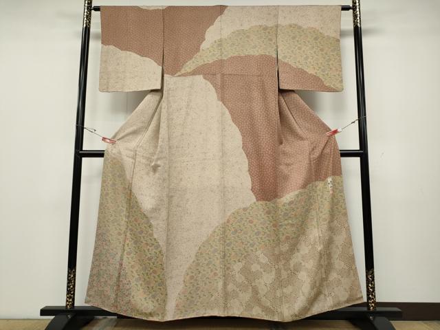 ■■■　サイズ　■■■ 身丈 157cm（肩から） 裄丈 62cm 袖丈 47cm　縫込み 7cm 袖幅 32cm 前幅 23cm 後幅 28.5cm 着物縫いこみ 内揚げ 6cm 裄 お袖側 約5cm　身頃側 約5cm ■■■　商品詳細　■■■ 【正絹】 状態は接写画像のように左袖前に薄い汚れがございますが その他特に目立ったシミ汚れなどもなく大変良い状態です。 創作性の高い意匠ですので、存在感を発揮し、 洗練された色調が大人の気品漂う和姿を演出します。 大変上質な逸品になります。 お安く出品致しますので、是非この機会にいかがでしょうか？ ■■■　注意事項　■■■ ■モニター発色の具合により色合いが異なる場合がございます。 ■寸法は多少の誤差が生じる場合がございますのでご了承ください。 ■縫込みの長さが左右非対称の場合は短い部分を記載しております。 左右非対称であってもご返品・お値引き等の保証は出来かねますので、ご了承の上ご購入をお願い致します。 ■シミ等のチェックには注意を払っておりますが、見落としがある場合もございますし、個人の見解も様々ですので神経質な方のご購入はお控えください。 ■箪笥に入っておりました着物や帯なので畳みシワや匂いがあるものもございます。 ■お休みは基本的に土日祝となりますが、その他臨時でお休みする場合がございますのでご了承ください。 ■商品の発送は平日のみの発送となります。 ■夜間と土曜、日曜日はお問い合わせの回答が遅れる場合がございます。 ■当店では、お直し、紋入れ、お手入れ等は承っておりません。 ■生地の状態（ヤケ、経年劣化等）によってはサイズ直しが出来ない場合がございます。 その点もどうかご了承のうえ、ご購入をお願いいたします。 ■弊社で取り扱う商品は一点ものにつき、時期や在庫状況に応じて金額が変更となる場合がございます。 ■検針は行っておりません。予めご了承いただきますようお願いいたします。 ■【洗える着物】と記載のある商品におきましては、商品お届け後に洗濯を行ってしまってからのご返品にはご対応しかねます。 念の為、専門店でのお手入れをお願いいたします。 ■着物のサイズ目安は下記を参考ください↓ ＜女性着物＞　お端折り次第で＋5cm　−1cmが着用可能サイズ 　例）身丈170cmの場合、身長160cm〜175cm ＜男性着物＞　身丈＋約25cm〜27cm程が適応身長 　例）身丈155cmの場合、身長180〜182cm