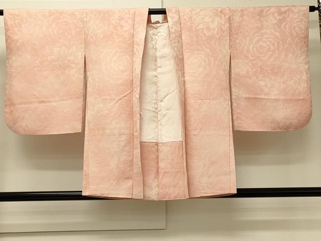 ■■■　サイズ　■■■ 身丈 78.5cm（肩から） 裄丈 64.5cm 袖丈 53cm　縫込み 2cm 袖幅 32.5cm 前幅 17cm 後幅 29cm 裄 お袖側 約1cm　身頃側 約2cm ■■■　商品詳細　■■■ 【正絹】 状態は接写画像のように衿・右袖前・返し・羽裏に薄い汚れがございますが その他特に目立ったシミ汚れなどもなく大変良い状態です。 大変上質な逸品になります。 お安く出品致しますので、是非この機会にいかがでしょうか？ ■■■　注意事項　■■■ ■モニター発色の具合により色合いが異なる場合がございます。 ■寸法は多少の誤差が生じる場合がございますのでご了承ください。 ■縫込みの長さが左右非対称の場合は短い部分を記載しております。 左右非対称であってもご返品・お値引き等の保証は出来かねますので、ご了承の上ご購入をお願い致します。 ■シミ等のチェックには注意を払っておりますが、見落としがある場合もございますし、個人の見解も様々ですので神経質な方のご購入はお控えください。 ■箪笥に入っておりました着物や帯なので畳みシワや匂いがあるものもございます。 ■お休みは基本的に土日祝となりますが、その他臨時でお休みする場合がございますのでご了承ください。 ■商品の発送は平日のみの発送となります。 ■夜間と土曜、日曜日はお問い合わせの回答が遅れる場合がございます。 ■当店では、お直し、紋入れ、お手入れ等は承っておりません。 ■生地の状態（ヤケ、経年劣化等）によってはサイズ直しが出来ない場合がございます。 その点もどうかご了承のうえ、ご購入をお願いいたします。 ■弊社で取り扱う商品は一点ものにつき、時期や在庫状況に応じて金額が変更となる場合がございます。 ■検針は行っておりません。予めご了承いただきますようお願いいたします。 ■【洗える着物】と記載のある商品におきましては、商品お届け後に洗濯を行ってしまってからのご返品にはご対応しかねます。 念の為、専門店でのお手入れをお願いいたします。 ■写真に写っている物が全てになります。それ以外の付属品はございませんのでご了承ください。 ■状態に関する写真につきましては、掲載可能な写真枚数に限りがあるため、各箇所につき1枚参考画像を掲載しております。 ■着物のサイズ目安は下記を参考ください↓ ＜女性着物＞　お端折り次第で＋5cm　−1cmが着用可能サイズ 　例）身丈170cmの場合、身長160cm〜175cm ＜男性着物＞　身丈＋約25cm〜27cm程が適応身長 　例）身丈155cmの場合、身長180〜182cm