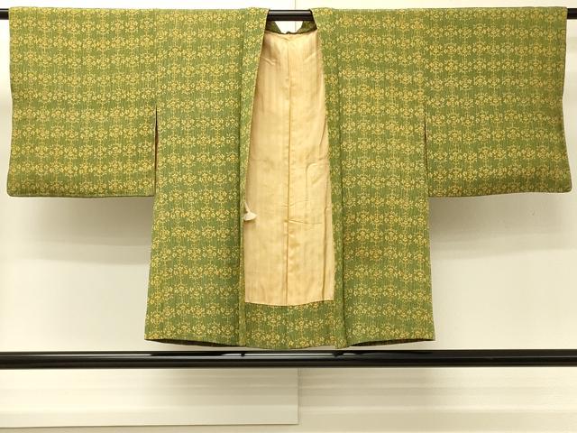 ■■■　サイズ　■■■ 身丈 73.5cm（肩から） 裄丈 62.5cm 袖丈 42.5cm　縫込み 3.5cm 袖幅 32cm 前幅 18cm 後幅 30cm 裄 お袖側 約1cm　身頃側 約0cm ■■■　商品詳細　■■■ 【正絹】 状態は接写画像のように羽裏に色落ち・汚れがございますが その他特に目立ったシミ汚れなどもなく大変良い状態です。 大変上質な逸品になります。 お安く出品致しますので、是非この機会にいかがでしょうか？ ■■■　注意事項　■■■ ■モニター発色の具合により色合いが異なる場合がございます。 ■寸法は多少の誤差が生じる場合がございますのでご了承ください。 ■縫込みの長さが左右非対称の場合は短い部分を記載しております。 左右非対称であってもご返品・お値引き等の保証は出来かねますので、ご了承の上ご購入をお願い致します。 ■シミ等のチェックには注意を払っておりますが、見落としがある場合もございますし、個人の見解も様々ですので神経質な方のご購入はお控えください。 ■箪笥に入っておりました着物や帯なので畳みシワや匂いがあるものもございます。 ■お休みは基本的に土日祝となりますが、その他臨時でお休みする場合がございますのでご了承ください。 ■商品の発送は平日のみの発送となります。 ■夜間と土曜、日曜日はお問い合わせの回答が遅れる場合がございます。 ■当店では、お直し、紋入れ、お手入れ等は承っておりません。 ■生地の状態（ヤケ、経年劣化等）によってはサイズ直しが出来ない場合がございます。 その点もどうかご了承のうえ、ご購入をお願いいたします。 ■弊社で取り扱う商品は一点ものにつき、時期や在庫状況に応じて金額が変更となる場合がございます。 ■検針は行っておりません。予めご了承いただきますようお願いいたします。 ■【洗える着物】と記載のある商品におきましては、商品お届け後に洗濯を行ってしまってからのご返品にはご対応しかねます。 念の為、専門店でのお手入れをお願いいたします。 ■写真に写っている物が全てになります。それ以外の付属品はございませんのでご了承ください。 ■状態に関する写真につきましては、掲載可能な写真枚数に限りがあるため、各箇所につき1枚参考画像を掲載しております。 ■着物のサイズ目安は下記を参考ください↓ ＜女性着物＞　お端折り次第で＋5cm　−1cmが着用可能サイズ 　例）身丈170cmの場合、身長160cm〜175cm ＜男性着物＞　身丈＋約25cm〜27cm程が適応身長 　例）身丈155cmの場合、身長180〜182cm