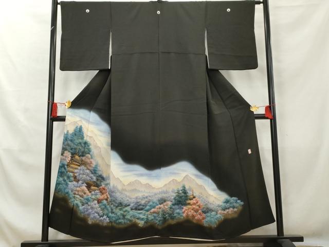 ■■■　サイズ　■■■ 身丈 151cm（肩から） 裄丈 65cm 袖丈 49cm　縫込み 3.5cm 袖幅 33cm 前幅 26cm 後幅 31cm 着物縫いこみ 内揚げ 8cm 裄 お袖側 約2cm　身頃側 約1.5cm ■■■　商品詳細　■■■ 【正絹・五つ紋・比翼仕立て】 状態は画像を添付しておりますので、そちらをご確認下さいますよう宜しくお願い致します。 大変上質な逸品になります。 お安く出品致しますので、是非この機会にいかがでしょうか？ ■■■　注意事項　■■■ ■モニター発色の具合により色合いが異なる場合がございます。 ■寸法は多少の誤差が生じる場合がございますのでご了承ください。 ■縫込みの長さが左右非対称の場合は短い部分を記載しております。 左右非対称であってもご返品・お値引き等の保証は出来かねますので、ご了承の上ご購入をお願い致します。 ■シミ等のチェックには注意を払っておりますが、見落としがある場合もございますし、個人の見解も様々ですので神経質な方のご購入はお控えください。 ■箪笥に入っておりました着物や帯なので畳みシワや匂いがあるものもございます。 ■お休みは基本的に土日祝となりますが、その他臨時でお休みする場合がございますのでご了承ください。 ■商品の発送は平日のみの発送となります。 ■夜間と土曜、日曜日はお問い合わせの回答が遅れる場合がございます。 ■当店では、お直し、紋入れ、お手入れ等は承っておりません。 ■生地の状態（ヤケ、経年劣化等）によってはサイズ直しが出来ない場合がございます。 その点もどうかご了承のうえ、ご購入をお願いいたします。 ■弊社で取り扱う商品は一点ものにつき、時期や在庫状況に応じて金額が変更となる場合がございます。 ■検針は行っておりません。予めご了承いただきますようお願いいたします。 ■【洗える着物】と記載のある商品におきましては、商品お届け後に洗濯を行ってしまってからのご返品にはご対応しかねます。 念の為、専門店でのお手入れをお願いいたします。 ■着物のサイズ目安は下記を参考ください↓ ＜女性着物＞　お端折り次第で＋5cm　−1cmが着用可能サイズ 　例）身丈170cmの場合、身長160cm〜175cm ＜男性着物＞　身丈＋約25cm〜27cm程が適応身長 　例）身丈155cmの場合、身長180〜182cm