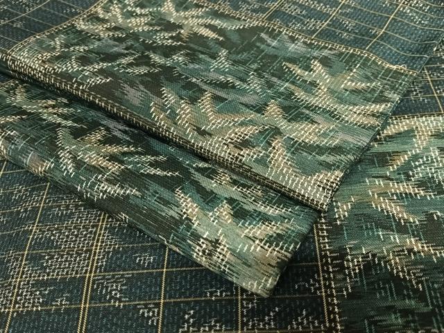 ■■■　サイズ　■■■ 身丈 158.5cm（肩から） 裄丈 64.5cm 袖丈 47.5cm　縫込み 4.5cm 袖幅 33cm 前幅 24cm 後幅 28.5cm 着物縫いこみ 内揚げ 4cm 裄 お袖側 約3cm　身頃側 約3cm ■■■　商品詳細　■■■ 【正絹】 状態は接写画像のように胴裏に薄い汚れ、衿裏に薄いホックシミがございますが その他表地は特に目立ったシミ汚れなどもなく大変良い状態です。 大変上質な逸品になります。 お安く出品致しますので、是非この機会にいかがでしょうか？ ■■■　注意事項　■■■ ■モニター発色の具合により色合いが異なる場合がございます。 ■寸法は多少の誤差が生じる場合がございますのでご了承ください。 ■縫込みの長さが左右非対称の場合は短い部分を記載しております。 左右非対称であってもご返品・お値引き等の保証は出来かねますので、ご了承の上ご購入をお願い致します。 ■シミ等のチェックには注意を払っておりますが、見落としがある場合もございますし、個人の見解も様々ですので神経質な方のご購入はお控えください。 ■箪笥に入っておりました着物や帯なので畳みシワや匂いがあるものもございます。 ■お休みは基本的に土日祝となりますが、その他臨時でお休みする場合がございますのでご了承ください。 ■商品の発送は平日のみの発送となります。 ■夜間と土曜、日曜日はお問い合わせの回答が遅れる場合がございます。 ■当店では、お直し、紋入れ、お手入れ等は承っておりません。 ■生地の状態（ヤケ、経年劣化等）によってはサイズ直しが出来ない場合がございます。 その点もどうかご了承のうえ、ご購入をお願いいたします。 ■弊社で取り扱う商品は一点ものにつき、時期や在庫状況に応じて金額が変更となる場合がございます。 ■検針は行っておりません。予めご了承いただきますようお願いいたします。 ■【洗える着物】と記載のある商品におきましては、商品お届け後に洗濯を行ってしまってからのご返品にはご対応しかねます。 念の為、専門店でのお手入れをお願いいたします。 ■着物のサイズ目安は下記を参考ください↓ ＜女性着物＞　お端折り次第で＋5?　−10?が着用可能サイズ 　例）身丈170?の場合、身長160?〜175? ＜男性着物＞　身丈＋約25?〜27?程が適応身長 　例）身丈155?の場合、身長180〜182?