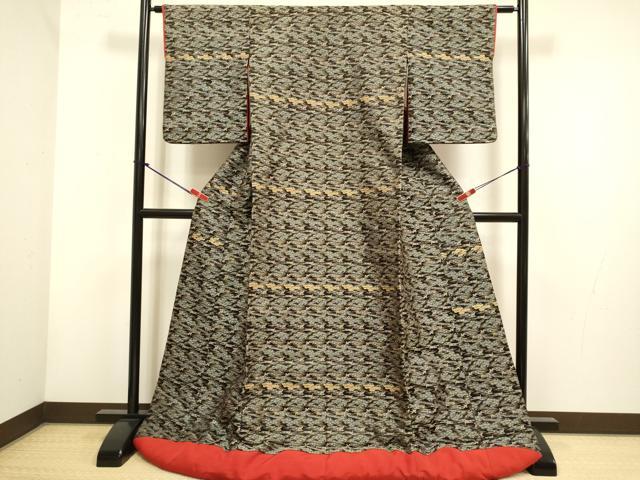 ■■■　サイズ　■■■ 身丈 171cm（肩から） 裄丈 61.5cm 袖丈 52.5cm　縫込み 10cm 袖幅 31.5cm 前幅 25cm 後幅 29.5cm 着物縫いこみ 内揚げ 0cm 裄 お袖側 約3cm　身頃側 約2cm ■■■　商品詳細　■■■ 【正絹】 状態は接写画像のように左袖付けに糸解け、肩山に若干のスレ、胴裏に裂け・穴・薄い汚れ、衿裏に薄い汚れがございますが その他特に目立ったシミ汚れなどもなく大変良い状態です。 大変上質な逸品になります。 お安く出品致しますので、是非この機会にいかがでしょうか？ ■■■　注意事項　■■■ ■モニター発色の具合により色合いが異なる場合がございます。 ■寸法は多少の誤差が生じる場合がございますのでご了承ください。 ■縫込みの長さが左右非対称の場合は短い部分を記載しております。 左右非対称であってもご返品・お値引き等の保証は出来かねますので、ご了承の上ご購入をお願い致します。 ■シミ等のチェックには注意を払っておりますが、見落としがある場合もございますし、個人の見解も様々ですので神経質な方のご購入はお控えください。 ■箪笥に入っておりました着物や帯なので畳みシワや匂いがあるものもございます。 ■お休みは基本的に土日祝となりますが、その他臨時でお休みする場合がございますのでご了承ください。 ■商品の発送は平日のみの発送となります。 ■夜間と土曜、日曜日はお問い合わせの回答が遅れる場合がございます。 ■当店では、お直し、紋入れ、お手入れ等は承っておりません。 ■生地の状態（ヤケ、経年劣化等）によってはサイズ直しが出来ない場合がございます。 その点もどうかご了承のうえ、ご購入をお願いいたします。 ■弊社で取り扱う商品は一点ものにつき、時期や在庫状況に応じて金額が変更となる場合がございます。 ■検針は行っておりません。予めご了承いただきますようお願いいたします。 ■【洗える着物】と記載のある商品におきましては、商品お届け後に洗濯を行ってしまってからのご返品にはご対応しかねます。 念の為、専門店でのお手入れをお願いいたします。 ■写真に写っている物が全てになります。 それ以外の付属品はございませんのでご了承ください。 ■状態に関する写真につきましては、掲載可能な写真枚数に限りがあるため、 各箇所につき1枚参考画像を掲載しております。 ■着物のサイズ目安は下記を参考ください↓ ＜女性着物＞　お端折り次第で＋5cm　−10cmが着用可能サイズ 　例）身丈170cmの場合、身長160cm〜175cm ＜男性着物＞　身丈＋約25cm〜27cm程が適応身長 　例）身丈155cmの場合、身長180cm〜182cm