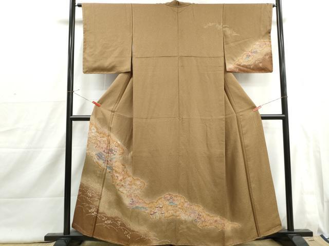 ■■■　サイズ　■■■ 身丈 158cm（肩から） 裄丈 64cm 袖丈 49cm　縫込み 4.5cm 袖幅 33cm 前幅 24cm 後幅 30cm 着物縫いこみ 内揚げ 3cm 裄 お袖側 約3cm　身頃側 約5.5cm ■■■　商品詳細　■■■ 【正絹】 状態は画像を添付しておりますので、そちらをご確認下さいますよう宜しくお願い致します。 大変上質な逸品になります。 お安く出品致しますので、是非この機会にいかがでしょうか？ ■■■　注意事項　■■■ ■モニター発色の具合により色合いが異なる場合がございます。 ■寸法は多少の誤差が生じる場合がございますのでご了承ください。 ■縫込みの長さが左右非対称の場合は短い部分を記載しております。 左右非対称であってもご返品・お値引き等の保証は出来かねますので、ご了承の上ご購入をお願い致します。 ■シミ等のチェックには注意を払っておりますが、見落としがある場合もございますし、個人の見解も様々ですので神経質な方のご購入はお控えください。 ■箪笥に入っておりました着物や帯なので畳みシワや匂いがあるものもございます。 ■お休みは基本的に土日祝となりますが、その他臨時でお休みする場合がございますのでご了承ください。 ■商品の発送は平日のみの発送となります。 ■夜間と土曜、日曜日はお問い合わせの回答が遅れる場合がございます。 ■当店では、お直し、紋入れ、お手入れ等は承っておりません。 ■生地の状態（ヤケ、経年劣化等）によってはサイズ直しが出来ない場合がございます。 その点もどうかご了承のうえ、ご購入をお願いいたします。 ■弊社で取り扱う商品は一点ものにつき、時期や在庫状況に応じて金額が変更となる場合がございます。 ■検針は行っておりません。予めご了承いただきますようお願いいたします。 ■【洗える着物】と記載のある商品におきましては、商品お届け後に洗濯を行ってしまってからのご返品にはご対応しかねます。 念の為、専門店でのお手入れをお願いいたします。 ■写真に写っている物が全てになります。それ以外の付属品はございませんのでご了承ください。 ■状態に関する写真につきましては、掲載可能な写真枚数に限りがあるため、各箇所につき1枚参考画像を掲載しております。 ■着物のサイズ目安は下記を参考ください↓ ＜女性着物＞　お端折り次第で＋5cm　−1cmが着用可能サイズ 　例）身丈170cmの場合、身長160cm〜175cm ＜男性着物＞　身丈＋約25cm〜27cm程が適応身長 　例）身丈155cmの場合、身長180〜182cm