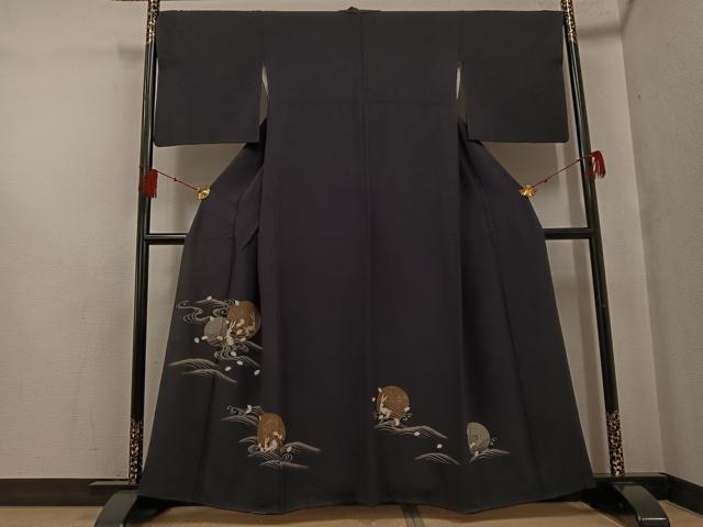 ■■■　サイズ　■■■ 身丈 157.5cm（肩から） 裄丈 68.5cm 袖丈 46.5cm　縫込み 4cm 袖幅 34.5cm 前幅 25cm 後幅 30.5cm 着物縫いこみ 内揚げ 6cm 裄 お袖側 約0cm　身頃側 約0cm ■■■　商品詳細　■■■ 【正絹】 状態は接写画像のように下前・両袖に薄い汚れ、胴裏に裂け、衿山に汚れがございますが その他特に目立ったシミ汚れなどもなく大変良い状態です。 大変上質な逸品になります。 お安く出品致しますので、是非この機会にいかがでしょうか？ ■■■　注意事項　■■■ ■モニター発色の具合により色合いが異なる場合がございます。 ■寸法は多少の誤差が生じる場合がございますのでご了承ください。 ■縫込みの長さが左右非対称の場合は短い部分を記載しております。 左右非対称であってもご返品・お値引き等の保証は出来かねますので、ご了承の上ご購入をお願い致します。 ■シミ等のチェックには注意を払っておりますが、見落としがある場合もございますし、個人の見解も様々ですので神経質な方のご購入はお控えください。 ■箪笥に入っておりました着物や帯なので畳みシワや匂いがあるものもございます。 ■お休みは基本的に土日祝となりますが、その他臨時でお休みする場合がございますのでご了承ください。 ■商品の発送は平日のみの発送となります。 ■夜間と土曜、日曜日はお問い合わせの回答が遅れる場合がございます。 ■当店では、お直し、紋入れ、お手入れ等は承っておりません。 ■生地の状態（ヤケ、経年劣化等）によってはサイズ直しが出来ない場合がございます。 その点もどうかご了承のうえ、ご購入をお願いいたします。 ■弊社で取り扱う商品は一点ものにつき、時期や在庫状況に応じて金額が変更となる場合がございます。 ■検針は行っておりません。予めご了承いただきますようお願いいたします。 ■【洗える着物】と記載のある商品におきましては、商品お届け後に洗濯を行ってしまってからのご返品にはご対応しかねます。 念の為、専門店でのお手入れをお願いいたします。 ■着物のサイズ目安は下記を参考ください↓ ＜女性着物＞　お端折り次第で＋5cm　−1cmが着用可能サイズ 　例）身丈170cmの場合、身長160cm〜175cm ＜男性着物＞　身丈＋約25cm〜27cm程が適応身長 　例）身丈155cmの場合、身長180〜182cm