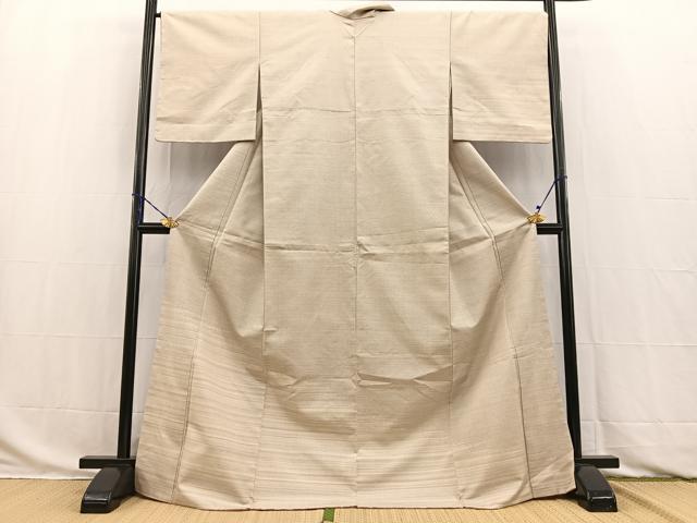 ■■■　サイズ　■■■ 身丈 171cm（肩から） 裄丈 67cm 袖丈 50.5cm　縫込み 7cm 袖幅 34.5cm 前幅 26cm 後幅 30.5cm 着物縫いこみ 内揚げ 2cm 裄 お袖側 約3cm　身頃側 約3cm ■■■　商品詳細　■■■ 【正絹】 状態は特に目立ったシミ汚れなどもなく大変良い状態です。 大変上質な逸品になります。 お安く出品致しますので、是非この機会にいかがでしょうか？ ■■■　注意事項　■■■ ■モニター発色の具合により色合いが異なる場合がございます。 ■寸法は多少の誤差が生じる場合がございますのでご了承ください。 ■縫込みの長さが左右非対称の場合は短い部分を記載しております。 左右非対称であってもご返品・お値引き等の保証は出来かねますので、ご了承の上ご購入をお願い致します。 ■シミ等のチェックには注意を払っておりますが、見落としがある場合もございますし、個人の見解も様々ですので神経質な方のご購入はお控えください。 ■箪笥に入っておりました着物や帯なので畳みシワや匂いがあるものもございます。 ■お休みは基本的に土日祝となりますが、その他臨時でお休みする場合がございますのでご了承ください。 ■商品の発送は平日のみの発送となります。 ■夜間と土曜、日曜日はお問い合わせの回答が遅れる場合がございます。 ■当店では、お直し、紋入れ、お手入れ等は承っておりません。 ■生地の状態（ヤケ、経年劣化等）によってはサイズ直しが出来ない場合がございます。 その点もどうかご了承のうえ、ご購入をお願いいたします。 ■弊社で取り扱う商品は一点ものにつき、時期や在庫状況に応じて金額が変更となる場合がございます。 ■検針は行っておりません。予めご了承いただきますようお願いいたします。 ■【洗える着物】と記載のある商品におきましては、商品お届け後に洗濯を行ってしまってからのご返品にはご対応しかねます。 念の為、専門店でのお手入れをお願いいたします。 ■写真に写っている物が全てになります。それ以外の付属品はございませんのでご了承ください。 ■着物のサイズ目安は下記を参考ください↓ ＜女性着物＞　お端折り次第で＋5cm　－1cmが着用可能サイズ 　例）身丈170cmの場合、身長160cm～175cm ＜男性着物＞　身丈＋約25cm～27cm程が適応身長 　例）身丈155cmの場合、身長180～182cm