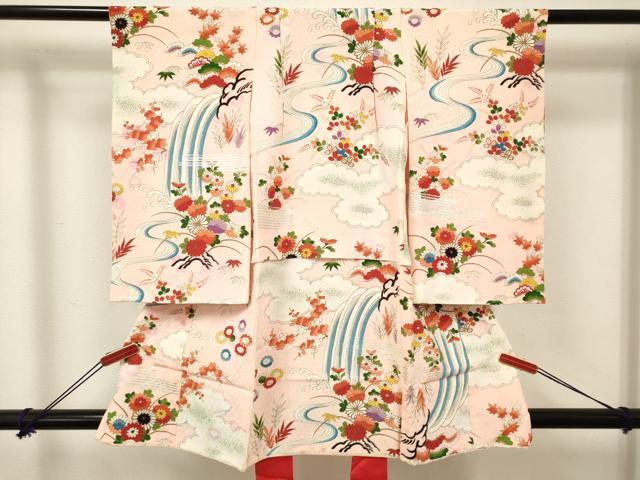 ■■■　サイズ　■■■ 【着物】 身丈 87cm（肩から） 裄丈 40.5cm 袖丈 56cm 肩上げ　約1.5cm 腰上げ　約4cm ■■■　商品詳細　■■■ 産着【交織】 状態は接写画像のように表地所々・裏地に薄い汚れがございます。 ぜひお手入れをされてお召しになられてはいかがでしょうか。 お安く出品致しますので、是非この機会にいかがでしょうか？ ※襦袢の付属がございません。 ■■■　注意事項　■■■ ■モニター発色の具合により色合いが異なる場合がございます。 ■寸法は多少の誤差が生じる場合がございますのでご了承ください。 ■縫込みの長さが左右非対称の場合は短い部分を記載しております。 左右非対称であってもご返品・お値引き等の保証は出来かねますので、ご了承の上ご購入をお願い致します。 ■シミ等のチェックには注意を払っておりますが、見落としがある場合もございますし、個人の見解も様々ですので神経質な方のご購入はお控えください。 ■箪笥に入っておりました着物や帯なので畳みシワや匂いがあるものもございます。 ■お休みは基本的に土日祝となりますが、その他臨時でお休みする場合がございますのでご了承ください。 ■商品の発送は平日のみの発送となります。 ■夜間と土曜、日曜日はお問い合わせの回答が遅れる場合がございます。 ■当店では、お直し、紋入れ、お手入れ等は承っておりません。 ■生地の状態（ヤケ、経年劣化等）によってはサイズ直しが出来ない場合がございます。 その点もどうかご了承のうえ、ご購入をお願いいたします。 ■弊社で取り扱う商品は一点ものにつき、時期や在庫状況に応じて金額が変更となる場合がございます。 ■検針は行っておりません。予めご了承いただきますようお願いいたします。 ■【洗える着物】と記載のある商品におきましては、商品お届け後に洗濯を行ってしまってからのご返品にはご対応しかねます。 念の為、専門店でのお手入れをお願いいたします。 ■写真に写っている物が全てになります。それ以外の付属品はございませんのでご了承ください。 ■状態に関する写真につきましては、掲載可能な写真枚数に限りがあるため、各箇所につき1枚参考画像を掲載しております。 ■着物のサイズ目安は下記を参考ください↓ ＜女性着物＞　お端折り次第で＋5cm　－1cmが着用可能サイズ 　例）身丈170cmの場合、身長160cm～175cm ＜男性着物＞　身丈＋約25cm～27cm程が適応身長 　例）身丈155cmの場合、身長180～182cm