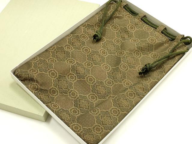■■■　サイズ　■■■ 横　　　19cm 縦　　　26cm ■■■　商品詳細　■■■ 状態は特に目立ったシミ汚れなどもなく大変良い状態です。 大変上質な逸品になります。 お安く出品致しますので、是非この機会にいかがでしょうか？ ■■■　注意事項　■■■ ■モニター発色の具合により色合いが異なる場合がございます。 ■寸法は多少の誤差が生じる場合がございますのでご了承ください。 ■縫込みの長さが左右非対称の場合は短い部分を記載しております。 左右非対称であってもご返品・お値引き等の保証は出来かねますので、ご了承の上ご購入をお願い致します。 ■シミ等のチェックには注意を払っておりますが、見落としがある場合もございますし、個人の見解も様々ですので神経質な方のご購入はお控えください。 ■箪笥に入っておりました着物や帯なので畳みシワや匂いがあるものもございます。 ■お休みは基本的に土日祝となりますが、その他臨時でお休みする場合がございますのでご了承ください。 ■商品の発送は平日のみの発送となります。 ■夜間と土曜、日曜日はお問い合わせの回答が遅れる場合がございます。 ■当店では、お直し、紋入れ、お手入れ等は承っておりません。 ■生地の状態（ヤケ、経年劣化等）によってはサイズ直しが出来ない場合がございます。 その点もどうかご了承のうえ、ご購入をお願いいたします。 ■弊社で取り扱う商品は一点ものにつき、時期や在庫状況に応じて金額が変更となる場合がございます。 ■検針は行っておりません。予めご了承いただきますようお願いいたします。 ■【洗える着物】と記載のある商品におきましては、商品お届け後に洗濯を行ってしまってからのご返品にはご対応しかねます。 念の為、専門店でのお手入れをお願いいたします。 ■写真に写っている物が全てになります。それ以外の付属品はございませんのでご了承ください。 ■状態に関する写真につきましては、掲載可能な写真枚数に限りがあるため、各箇所につき1枚参考画像を掲載しております。 ■着物のサイズ目安は下記を参考ください↓ ＜女性着物＞　お端折り次第で＋5cm　−1cmが着用可能サイズ 　例）身丈170cmの場合、身長160cm〜175cm ＜男性着物＞　身丈＋約25cm〜27cm程が適応身長 　例）身丈155cmの場合、身長180〜182cm