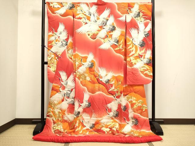 ■■■　サイズ　■■■ 身丈 185cm（肩から） 裄丈 67cm 袖丈 105cm　縫込み 4cm 袖幅 33cm 前幅 26cm 後幅 32cm 着物縫いこみ 内揚げ 0cm 裄 お袖側 約0cm　身頃側 約1cm ■■■　商品詳細　■■■ 【正絹】 状態は接写画像のように表地所々に薄い汚れがございます。 大変上質な逸品になりますのでぜひお手入れをされてお召しになられてはいかがでしょうか。 お安く出品致しますので、是非この機会にいかがでしょうか？ ■■■　注意事項　■■■ ■モニター発色の具合により色合いが異なる場合がございます。 ■寸法は多少の誤差が生じる場合がございますのでご了承ください。 ■縫込みの長さが左右非対称の場合は短い部分を記載しております。 左右非対称であってもご返品・お値引き等の保証は出来かねますので、ご了承の上ご購入をお願い致します。 ■シミ等のチェックには注意を払っておりますが、見落としがある場合もございますし、個人の見解も様々ですので神経質な方のご購入はお控えください。 ■箪笥に入っておりました着物や帯なので畳みシワや匂いがあるものもございます。 ■お休みは基本的に土日祝となりますが、その他臨時でお休みする場合がございますのでご了承ください。 ■商品の発送は平日のみの発送となります。 ■夜間と土曜、日曜日はお問い合わせの回答が遅れる場合がございます。 ■当店では、お直し、紋入れ、お手入れ等は承っておりません。 ■生地の状態（ヤケ、経年劣化等）によってはサイズ直しが出来ない場合がございます。 その点もどうかご了承のうえ、ご購入をお願いいたします。 ■弊社で取り扱う商品は一点ものにつき、時期や在庫状況に応じて金額が変更となる場合がございます。 ■検針は行っておりません。予めご了承いただきますようお願いいたします。 ■【洗える着物】と記載のある商品におきましては、商品お届け後に洗濯を行ってしまってからのご返品にはご対応しかねます。 念の為、専門店でのお手入れをお願いいたします。 ■写真に写っている物が全てになります。 それ以外の付属品はございませんのでご了承ください。 ■状態に関する写真につきましては、掲載可能な写真枚数に限りがあるため、 各箇所につき1枚参考画像を掲載しております。 ■着物のサイズ目安は下記を参考ください↓ ＜女性着物＞　お端折り次第で＋5cm　−10cmが着用可能サイズ 　例）身丈170cmの場合、身長160cm〜175cm ＜男性着物＞　身丈＋約25cm〜27cm程が適応身長 　例）身丈155cmの場合、身長180cm〜182cm