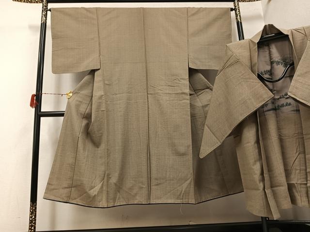 ■■■　サイズ　■■■ 【着物】 身丈 136cm（肩から） 裄丈 64cm 袖丈 50.5cm　縫込み 1cm 袖幅 32cm 前幅 24cm 後幅 29.5cm 着物縫いこみ 内揚げ 7cm 裄 お袖側 約2cm　身頃側 約0cm 【羽織】 身丈 89.5cm（肩から） 裄丈 66cm 袖丈 50cm　縫込み 2cm 袖幅 33cm 前幅 19.5cm 後幅 30cm 裄 お袖側 約2cm　身頃側 約0cm ■■■　商品詳細　■■■ 【正絹】 着物の状態は接写画像のように表地にヤケ、左袖前に薄い汚れがございます。 羽織の状態は接写画像のように表地にヤケがございます。 大変上質な逸品になりますのでぜひお手入れをされてお召しになられてはいかがでしょうか。 お安く出品致しますので、是非この機会にいかがでしょうか？ ■■■　注意事項　■■■ ■モニター発色の具合により色合いが異なる場合がございます。 ■寸法は多少の誤差が生じる場合がございますのでご了承ください。 ■縫込みの長さが左右非対称の場合は短い部分を記載しております。 左右非対称であってもご返品・お値引き等の保証は出来かねますので、ご了承の上ご購入をお願い致します。 ■シミ等のチェックには注意を払っておりますが、見落としがある場合もございますし、個人の見解も様々ですので神経質な方のご購入はお控えください。 ■箪笥に入っておりました着物や帯なので畳みシワや匂いがあるものもございます。 ■お休みは基本的に土日祝となりますが、その他臨時でお休みする場合がございますのでご了承ください。 ■商品の発送は平日のみの発送となります。 ■夜間と土曜、日曜日はお問い合わせの回答が遅れる場合がございます。 ■当店では、お直し、紋入れ、お手入れ等は承っておりません。 ■生地の状態（ヤケ、経年劣化等）によってはサイズ直しが出来ない場合がございます。 その点もどうかご了承のうえ、ご購入をお願いいたします。 ■弊社で取り扱う商品は一点ものにつき、時期や在庫状況に応じて金額が変更となる場合がございます。 ■検針は行っておりません。予めご了承いただきますようお願いいたします。 ■【洗える着物】と記載のある商品におきましては、商品お届け後に洗濯を行ってしまってからのご返品にはご対応しかねます。 念の為、専門店でのお手入れをお願いいたします。 ■写真に写っている物が全てになります。それ以外の付属品はございませんのでご了承ください。 ■着物のサイズ目安は下記を参考ください↓ ＜女性着物＞　お端折り次第で＋5cm　－1cmが着用可能サイズ 　例）身丈170cmの場合、身長160cm～175cm ＜男性着物＞　身丈＋約25cm～27cm程が適応身長 　例）身丈155cmの場合、身長180～182cm
