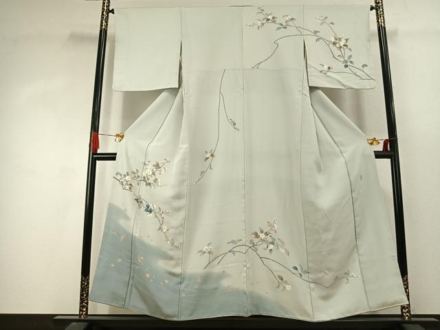 ■■■　サイズ　■■■ 身丈 153cm（肩から） 裄丈 64cm 袖丈 46cm　縫込み 3cm 袖幅 33cm 前幅 25cm 後幅 31cm 着物縫いこみ 内揚げ 12cm 裄 お袖側 約1.5cm　身頃側 約3cm ■■■　商品詳細　■■■ 【正絹】 状態は接写画像のように上前おくみ・後身頃・衿山・右袖に薄い汚れがございますが その他特に目立ったシミ汚れなどもなく大変良い状態です。 大変上質な逸品になります。 お安く出品致しますので、是非この機会にいかがでしょうか？ ■■■　注意事項　■■■ ■モニター発色の具合により色合いが異なる場合がございます。 ■寸法は多少の誤差が生じる場合がございますのでご了承ください。 ■縫込みの長さが左右非対称の場合は短い部分を記載しております。 左右非対称であってもご返品・お値引き等の保証は出来かねますので、ご了承の上ご購入をお願い致します。 ■シミ等のチェックには注意を払っておりますが、見落としがある場合もございますし、個人の見解も様々ですので神経質な方のご購入はお控えください。 ■箪笥に入っておりました着物や帯なので畳みシワや匂いがあるものもございます。 ■お休みは基本的に土日祝となりますが、その他臨時でお休みする場合がございますのでご了承ください。 ■商品の発送は平日のみの発送となります。 ■夜間と土曜、日曜日はお問い合わせの回答が遅れる場合がございます。 ■当店では、お直し、紋入れ、お手入れ等は承っておりません。 ■生地の状態（ヤケ、経年劣化等）によってはサイズ直しが出来ない場合がございます。 その点もどうかご了承のうえ、ご購入をお願いいたします。 ■弊社で取り扱う商品は一点ものにつき、時期や在庫状況に応じて金額が変更となる場合がございます。 ■検針は行っておりません。予めご了承いただきますようお願いいたします。 ■【洗える着物】と記載のある商品におきましては、商品お届け後に洗濯を行ってしまってからのご返品にはご対応しかねます。 念の為、専門店でのお手入れをお願いいたします。 ■写真に写っている物が全てになります。それ以外の付属品はございませんのでご了承ください。 ■状態に関する写真につきましては、掲載可能な写真枚数に限りがあるため、各箇所につき1枚参考画像を掲載しております。 ■着物のサイズ目安は下記を参考ください↓ ＜女性着物＞　お端折り次第で＋5cm　−1cmが着用可能サイズ 　例）身丈170cmの場合、身長160cm〜175cm ＜男性着物＞　身丈＋約25cm〜27cm程が適応身長 　例）身丈155cmの場合、身長180〜182cm
