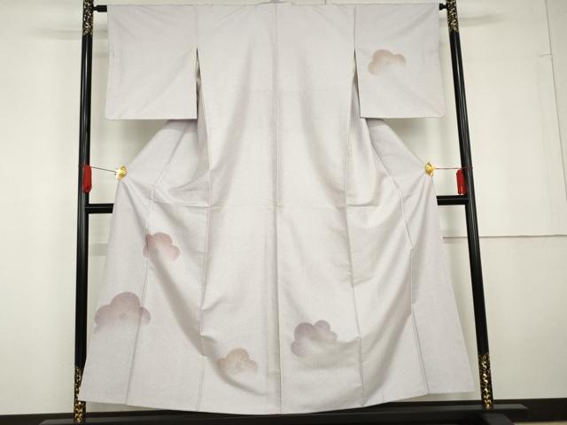 ■■■　サイズ　■■■ 身丈 153cm（肩から） 裄丈 63.5cm 袖丈 48.5cm　縫込み 4.5cm 袖幅 32.5cm 前幅 23.5cm 後幅 28.5cm 着物縫いこみ 内揚げ 11.5cm 裄 お袖側 約3cm　身頃側 約4cm ■■■　商品詳細　■■■ 【正絹】 状態は接写画像のように上前・衿山・袖口に薄い汚れがございますが その他特に目立ったシミ汚れなどもなく大変良い状態です。 大変上質な逸品になります。 お安く出品致しますので、是非この機会にいかがでしょうか？ ■■■　注意事項　■■■ ■モニター発色の具合により色合いが異なる場合がございます。 ■寸法は多少の誤差が生じる場合がございますのでご了承ください。 ■縫込みの長さが左右非対称の場合は短い部分を記載しております。 左右非対称であってもご返品・お値引き等の保証は出来かねますので、ご了承の上ご購入をお願い致します。 ■シミ等のチェックには注意を払っておりますが、見落としがある場合もございますし、個人の見解も様々ですので神経質な方のご購入はお控えください。 ■箪笥に入っておりました着物や帯なので畳みシワや匂いがあるものもございます。 ■お休みは基本的に土日祝となりますが、その他臨時でお休みする場合がございますのでご了承ください。 ■商品の発送は平日のみの発送となります。 ■夜間と土曜、日曜日はお問い合わせの回答が遅れる場合がございます。 ■当店では、お直し、紋入れ、お手入れ等は承っておりません。 ■生地の状態（ヤケ、経年劣化等）によってはサイズ直しが出来ない場合がございます。 その点もどうかご了承のうえ、ご購入をお願いいたします。 ■弊社で取り扱う商品は一点ものにつき、時期や在庫状況に応じて金額が変更となる場合がございます。 ■検針は行っておりません。予めご了承いただきますようお願いいたします。 ■【洗える着物】と記載のある商品におきましては、商品お届け後に洗濯を行ってしまってからのご返品にはご対応しかねます。 念の為、専門店でのお手入れをお願いいたします。 ■着物のサイズ目安は下記を参考ください↓ ＜女性着物＞　お端折り次第で＋5cm　−1cmが着用可能サイズ 　例）身丈170cmの場合、身長160cm〜175cm ＜男性着物＞　身丈＋約25cm〜27cm程が適応身長 　例）身丈155cmの場合、身長180〜182cm
