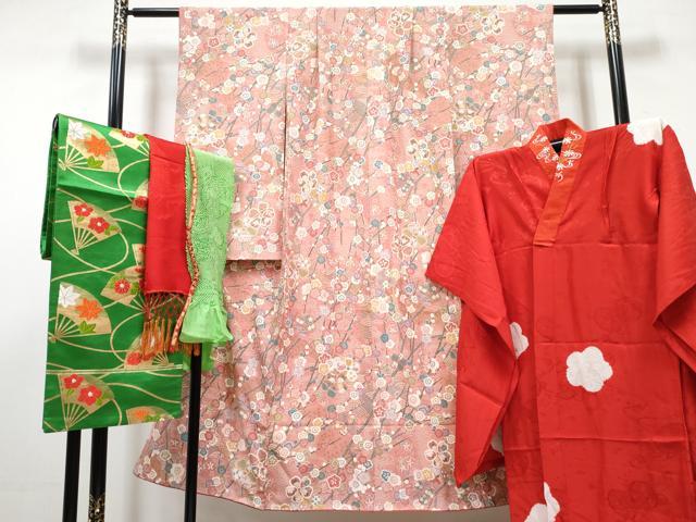 ■■■　サイズ　■■■ 【祝着】 身丈 136.5cm（肩から） 裄丈 53cm（肩上げ　2.5cm） 袖丈 73.5cm　縫込み 2cm 袖幅 31cm 前幅 22cm 後幅 27cm 着物縫いこみ 内揚げ 7cm （腰上げ　0cm） 裄 お袖側 約3.5cm　身頃側 約6.5cm 【長襦袢】 身丈 96cm（肩から） 裄丈 54cm（肩上げ　1.5cm） 袖丈 72.5cm　縫込み 3cm 袖幅 30cm 前幅 24.5cm 後幅 27cm 着物縫いこみ 内揚げ 0cm （腰上げ　0cm） 裄 お袖側 約6cm　身頃側 約8cm 【帯】 長さ 394cm　幅28.5cm程 ■■■　商品詳細　■■■ 着物【正絹】 状態は接写画像のように胴裏に薄い汚れがございますがその他表地は特に目立ったシミ汚れなどもなく大変良い状態です。 気にならない方であればそのままお召しになれるかと思います。 長襦袢(半衿刺繍)・帯(芯なし)【正絹】のいずれも 状態は特に目立ったシミ汚れなどもなく大変良い状態です。 大変上質な逸品になります。 お安く出品致しますので、是非この機会にいかがでしょうか？ ■■■　注意事項　■■■ ■モニター発色の具合により色合いが異なる場合がございます。 ■寸法は多少の誤差が生じる場合がございますのでご了承ください。 ■縫込みの長さが左右非対称の場合は短い部分を記載しております。 左右非対称であってもご返品・お値引き等の保証は出来かねますので、ご了承の上ご購入をお願い致します。 ■シミ等のチェックには注意を払っておりますが、見落としがある場合もございますし、個人の見解も様々ですので神経質な方のご購入はお控えください。 ■箪笥に入っておりました着物や帯なので畳みシワや匂いがあるものもございます。 ■お休みは基本的に土日祝となりますが、その他臨時でお休みする場合がございますのでご了承ください。 ■商品の発送は平日のみの発送となります。 ■夜間と土曜、日曜日はお問い合わせの回答が遅れる場合がございます。 ■当店では、お直し、紋入れ、お手入れ等は承っておりません。 ■生地の状態（ヤケ、経年劣化等）によってはサイズ直しが出来ない場合がございます。 その点もどうかご了承のうえ、ご購入をお願いいたします。 ■弊社で取り扱う商品は一点ものにつき、時期や在庫状況に応じて金額が変更となる場合がございます。 ■検針は行っておりません。予めご了承いただきますようお願いいたします。 ■【洗える着物】と記載のある商品におきましては、商品お届け後に洗濯を行ってしまってからのご返品にはご対応しかねます。 念の為、専門店でのお手入れをお願いいたします。 ■写真に写っている物が全てになります。それ以外の付属品はございませんのでご了承ください。 ■状態に関する写真につきましては、掲載可能な写真枚数に限りがあるため、各箇所につき1枚参考画像を掲載しております。 ■着物のサイズ目安は下記を参考ください↓ ＜女性着物＞　お端折り次第で＋5cm　－1cmが着用可能サイズ 　例）身丈170cmの場合、身長160cm～175cm ＜男性着物＞　身丈＋約25cm～27cm程が適応身長 　例）身丈155cmの場合、身長180～182cm