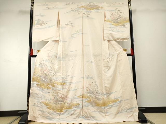 ■■■　サイズ　■■■ 反幅　35cm　　　八掛付き ※ご自身でお好みのサイズに仕立ててお召になっていただけます。 ■■■　商品詳細　■■■ 【正絹・未使用】 状態は接写画像のように上前・剣先・衿に汚れがございますが その他特に目立ったシミ汚れなどもなく大変良い状態です。 大変上質な逸品になります。 お安く出品致しますので、是非この機会にいかがでしょうか？ ※若干たたみシワがございます。 ■■■　注意事項　■■■ ■モニター発色の具合により色合いが異なる場合がございます。 ■寸法は多少の誤差が生じる場合がございますのでご了承ください。 ■縫込みの長さが左右非対称の場合は短い部分を記載しております。 左右非対称であってもご返品・お値引き等の保証は出来かねますので、ご了承の上ご購入をお願い致します。 ■シミ等のチェックには注意を払っておりますが、見落としがある場合もございますし、個人の見解も様々ですので神経質な方のご購入はお控えください。 ■箪笥に入っておりました着物や帯なので畳みシワや匂いがあるものもございます。 ■お休みは基本的に土日祝となりますが、その他臨時でお休みする場合がございますのでご了承ください。 ■商品の発送は平日のみの発送となります。 ■夜間と土曜、日曜日はお問い合わせの回答が遅れる場合がございます。 ■当店では、お直し、紋入れ、お手入れ等は承っておりません。 ■生地の状態（ヤケ、経年劣化等）によってはサイズ直しが出来ない場合がございます。 その点もどうかご了承のうえ、ご購入をお願いいたします。 ■弊社で取り扱う商品は一点ものにつき、時期や在庫状況に応じて金額が変更となる場合がございます。 ■検針は行っておりません。予めご了承いただきますようお願いいたします。 ■【洗える着物】と記載のある商品におきましては、商品お届け後に洗濯を行ってしまってからのご返品にはご対応しかねます。 念の為、専門店でのお手入れをお願いいたします。 ■着物のサイズ目安は下記を参考ください↓ ＜女性着物＞　お端折り次第で＋5cm　−1cmが着用可能サイズ 　例）身丈170cmの場合、身長160cm〜175cm ＜男性着物＞　身丈＋約25cm〜27cm程が適応身長 　例）身丈155cmの場合、身長180〜182cm