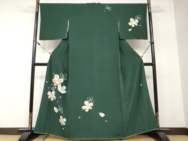 ■■■　サイズ　■■■ 身丈 159.5cm（肩から） 裄丈 67cm 袖丈 49cm　縫込み 4cm 袖幅 35.5cm 前幅 24cm 後幅 29cm 着物縫いこみ 内揚げ 5cm 裄 お袖側 約2cm　身頃側 約3cm ■■■　商品詳細　■■■ 【正絹】 状態は特に目立ったシミ汚れなどもなく大変良い状態です。 大変上質な逸品になります。 お安く出品致しますので、是非この機会にいかがでしょうか？ ■■■　注意事項　■■■ ■モニター発色の具合により色合いが異なる場合がございます。 ■寸法は多少の誤差が生じる場合がございますのでご了承ください。 ■シミ等のチェックには注意を払っておりますが、見落としがある場合もございますし、個人の見解も様々ですので神経質な方のご購入はお控えください。 ■箪笥に入っておりました着物や帯なので畳みシワや匂いがあるものもございます。 ■お休みは基本的に土日祝となりますが、その他臨時でお休みする場合がございますのでご了承ください。 ■商品の発送は平日のみの発送となります。 ■夜間と土曜、日曜日はお問い合わせの回答が遅れる場合がございます。 ■当店では、お直し、紋入れ、お手入れ等は承っておりません。 ■生地の状態（ヤケ、経年劣化等）によってはサイズ直しが出来ない場合がございます。 その点もどうかご了承のうえ、ご購入をお願いいたします。 ■着物のサイズ目安は下記を参考ください↓ ＜女性着物＞　身長-10cm+5cmが着用可能サイズ(お端折り次第) 　例）身長160cmの方→着物身丈150cm〜165cm ＜男性着物＞　身長-27cm ±5cmが着用可能サイズ 　例）身長170cmの方→着物身丈138cm〜148cm