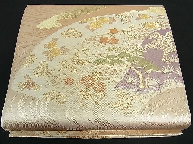 ■■■　サイズ　■■■ 長さ 418cm 幅 31cm程 ■■■　商品詳細　■■■ 【正絹】 状態は 裏地に薄いシミがございますが その他特に目立ったシミ汚れなどもなく大変良い状態です。 着用時には見えない部分になりますので あまり気にならずお召になれるかと思います。 大変上質な逸品になります。 お安く出品致しますので、是非この機会にいかがでしょうか？ ■■■　注意事項　■■■ ■モニター発色の具合により色合いが異なる場合がございます。 ■寸法は多少の誤差が生じる場合がございますのでご了承ください。 ■縫込みの長さが左右非対称の場合は短い部分を記載しております。 左右非対称であってもご返品・お値引き等の保証は出来かねますので、ご了承の上ご購入をお願い致します。 ■シミ等のチェックには注意を払っておりますが、見落としがある場合もございますし、個人の見解も様々ですので神経質な方のご購入はお控えください。 ■箪笥に入っておりました着物や帯なので畳みシワや匂いがあるものもございます。 ■お休みは基本的に土日祝となりますが、その他臨時でお休みする場合がございますのでご了承ください。 ■商品の発送は平日のみの発送となります。 ■夜間と土曜、日曜日はお問い合わせの回答が遅れる場合がございます。 ■当店では、お直し、紋入れ、お手入れ等は承っておりません。 ■生地の状態（ヤケ、経年劣化等）によってはサイズ直しが出来ない場合がございます。 その点もどうかご了承のうえ、ご購入をお願いいたします。 ■弊社で取り扱う商品は一点ものにつき、時期や在庫状況に応じて金額が変更となる場合がございます。 ■検針は行っておりません。予めご了承いただきますようお願いいたします。 ■【洗える着物】と記載のある商品におきましては、商品お届け後に洗濯を行ってしまってからのご返品にはご対応しかねます。 念の為、専門店でのお手入れをお願いいたします。 ■着物のサイズ目安は下記を参考ください↓ ＜女性着物＞　お端折り次第で＋5cm　−1cmが着用可能サイズ 　例）身丈170cmの場合、身長160cm〜175cm ＜男性着物＞　身丈＋約25cm〜27cm程が適応身長 　例）身丈155cmの場合、身長180〜182cm