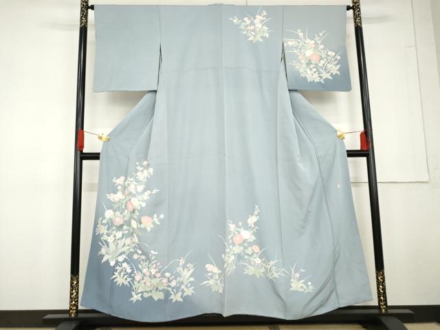 ■■■　サイズ　■■■ 身丈 153.5cm（肩から） 裄丈 64.5cm 袖丈 47.5cm　縫込み 6.5cm 袖幅 32.5cm 前幅 25.5cm 後幅 30cm 着物縫いこみ 内揚げ 7cm 裄 お袖側 約3cm　身頃側 約3.5cm ■■■　商品詳細　■■■ 【正絹・重ね衿：取り外し可能】 状態は接写画像のように衿裏に汚れがございますが その他特に目立ったシミ汚れなどもなく大変良い状態です。 大変上質な逸品になります。 お安く出品致しますので、是非この機会にいかがでしょうか？ ■■■　注意事項　■■■ ■モニター発色の具合により色合いが異なる場合がございます。 ■寸法は多少の誤差が生じる場合がございますのでご了承ください。 ■縫込みの長さが左右非対称の場合は短い部分を記載しております。 左右非対称であってもご返品・お値引き等の保証は出来かねますので、ご了承の上ご購入をお願い致します。 ■シミ等のチェックには注意を払っておりますが、見落としがある場合もございますし、個人の見解も様々ですので神経質な方のご購入はお控えください。 ■箪笥に入っておりました着物や帯なので畳みシワや匂いがあるものもございます。 ■お休みは基本的に土日祝となりますが、その他臨時でお休みする場合がございますのでご了承ください。 ■商品の発送は平日のみの発送となります。 ■夜間と土曜、日曜日はお問い合わせの回答が遅れる場合がございます。 ■当店では、お直し、紋入れ、お手入れ等は承っておりません。 ■生地の状態（ヤケ、経年劣化等）によってはサイズ直しが出来ない場合がございます。 その点もどうかご了承のうえ、ご購入をお願いいたします。 ■弊社で取り扱う商品は一点ものにつき、時期や在庫状況に応じて金額が変更となる場合がございます。 ■検針は行っておりません。予めご了承いただきますようお願いいたします。 ■【洗える着物】と記載のある商品におきましては、商品お届け後に洗濯を行ってしまってからのご返品にはご対応しかねます。 念の為、専門店でのお手入れをお願いいたします。 ■着物のサイズ目安は下記を参考ください↓ ＜女性着物＞　お端折り次第で＋5cm　−1cmが着用可能サイズ 　例）身丈170cmの場合、身長160cm〜175cm ＜男性着物＞　身丈＋約25cm〜27cm程が適応身長 　例）身丈155cmの場合、身長180〜182cm