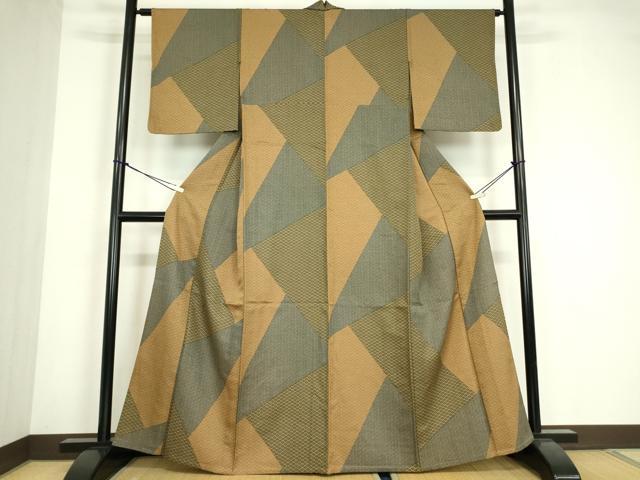 ■■■　サイズ　■■■ 身丈 159cm（肩から） 裄丈 64cm 袖丈 48.5cm　縫込み 5cm 袖幅 33cm 前幅 24cm 後幅 29.5cm 着物縫いこみ 内揚げ 0cm 裄 お袖側 約1cm　身頃側 約2.5cm ■■■　商品詳細　■■■ 【化繊・バチ衿】 状態は特に目立ったシミ汚れなどもなく大変良い状態です。 お安く出品致しますので、是非この機会にいかがでしょうか？※ご自身で洗濯された場合の保証はできかねます。 専門店にご相談ください。 ■■■　注意事項　■■■ ■モニター発色の具合により色合いが異なる場合がございます。 ■寸法は多少の誤差が生じる場合がございますのでご了承ください。 ■縫込みの長さが左右非対称の場合は短い部分を記載しております。 左右非対称であってもご返品・お値引き等の保証は出来かねますので、ご了承の上ご購入をお願い致します。 ■シミ等のチェックには注意を払っておりますが、見落としがある場合もございますし、個人の見解も様々ですので神経質な方のご購入はお控えください。 ■箪笥に入っておりました着物や帯なので畳みシワや匂いがあるものもございます。 ■お休みは基本的に土日祝となりますが、その他臨時でお休みする場合がございますのでご了承ください。 ■商品の発送は平日のみの発送となります。 ■夜間と土曜、日曜日はお問い合わせの回答が遅れる場合がございます。 ■当店では、お直し、紋入れ、お手入れ等は承っておりません。 ■生地の状態（ヤケ、経年劣化等）によってはサイズ直しが出来ない場合がございます。 その点もどうかご了承のうえ、ご購入をお願いいたします。 ■弊社で取り扱う商品は一点ものにつき、時期や在庫状況に応じて金額が変更となる場合がございます。 ■検針は行っておりません。予めご了承いただきますようお願いいたします。 ■【洗える着物】と記載のある商品におきましては、商品お届け後に洗濯を行ってしまってからのご返品にはご対応しかねます。 念の為、専門店でのお手入れをお願いいたします。 ■写真に写っている物が全てになります。それ以外の付属品はございませんのでご了承ください。 ■状態に関する写真につきましては、掲載可能な写真枚数に限りがあるため、各箇所につき1枚参考画像を掲載しております。 ■着物のサイズ目安は下記を参考ください↓ ＜女性着物＞　お端折り次第で＋5cm　－1cmが着用可能サイズ 　例）身丈170cmの場合、身長160cm～175cm ＜男性着物＞　身丈＋約25cm～27cm程が適応身長 　例）身丈155cmの場合、身長180～182cm