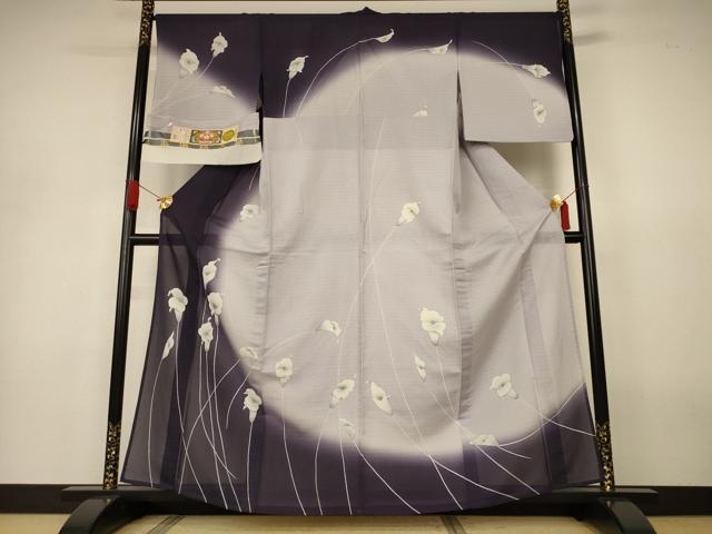 ■■■　サイズ　■■■ 身丈 160cm（肩から） 裄丈 67.5cm 袖丈 49cm　縫込み 6.5cm 袖幅 34cm 前幅 24cm 後幅 29cm 着物縫いこみ 内揚げ 8cm 裄 お袖側 約0cm　身頃側 約0cm ■■■　商品詳細　■■■ 【正絹】 状態は接写画像のように衿山・右袖前に汚れがございますが その他特に目立ったシミ汚れなどもなく大変良い状態です。 大変上質な逸品になります。 お安く出品致しますので、是非この機会にいかがでしょうか？ ■■■　注意事項　■■■ ■モニター発色の具合により色合いが異なる場合がございます。 ■寸法は多少の誤差が生じる場合がございますのでご了承ください。 ■縫込みの長さが左右非対称の場合は短い部分を記載しております。 左右非対称であってもご返品・お値引き等の保証は出来かねますので、ご了承の上ご購入をお願い致します。 ■シミ等のチェックには注意を払っておりますが、見落としがある場合もございますし、個人の見解も様々ですので神経質な方のご購入はお控えください。 ■箪笥に入っておりました着物や帯なので畳みシワや匂いがあるものもございます。 ■お休みは基本的に土日祝となりますが、その他臨時でお休みする場合がございますのでご了承ください。 ■商品の発送は平日のみの発送となります。 ■夜間と土曜、日曜日はお問い合わせの回答が遅れる場合がございます。 ■当店では、お直し、紋入れ、お手入れ等は承っておりません。 ■生地の状態（ヤケ、経年劣化等）によってはサイズ直しが出来ない場合がございます。 その点もどうかご了承のうえ、ご購入をお願いいたします。 ■弊社で取り扱う商品は一点ものにつき、時期や在庫状況に応じて金額が変更となる場合がございます。 ■検針は行っておりません。予めご了承いただきますようお願いいたします。 ■【洗える着物】と記載のある商品におきましては、商品お届け後に洗濯を行ってしまってからのご返品にはご対応しかねます。 念の為、専門店でのお手入れをお願いいたします。 ■写真に写っている物が全てになります。それ以外の付属品はございませんのでご了承ください。 ■状態に関する写真につきましては、掲載可能な写真枚数に限りがあるため、各箇所につき1枚参考画像を掲載しております。 ■着物のサイズ目安は下記を参考ください↓ ＜女性着物＞　お端折り次第で＋5cm　－1cmが着用可能サイズ 　例）身丈170cmの場合、身長160cm～175cm ＜男性着物＞　身丈＋約25cm～27cm程が適応身長 　例）身丈155cmの場合、身長180～182cm
