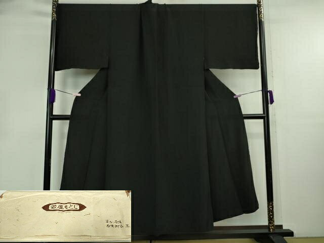 ■■■　サイズ　■■■ 身丈 148.5cm（肩から） 裄丈 76.5cm 袖丈 47cm 袖幅 38.5cm 前幅 33.5cm 後幅 38cm 着物縫いこみ 内揚げ 8.5cm 裄 お袖側 約 0cm　身頃側 約 0cm ■■■　商品詳細　■■■ 【正絹・紋無し】 状態は特に目立ったシミ汚れなどもなく大変良い状態です。 大変上質な極上の逸品になります。 お安く出品致しますので、是非この機会にいかがでしょうか？ ■■■　注意事項　■■■ ■モニター発色の具合により色合いが異なる場合がございます。 ■寸法は多少の誤差が生じる場合がございますのでご了承ください。 ■縫込みの長さが左右非対称の場合は短い部分を記載しております。 左右非対称であってもご返品・お値引き等の保証は出来かねますので、ご了承の上ご購入をお願い致します。 ■シミ等のチェックには注意を払っておりますが、見落としがある場合もございますし、個人の見解も様々ですので神経質な方のご購入はお控えください。 ■箪笥に入っておりました着物や帯なので畳みシワや匂いがあるものもございます。 ■お休みは基本的に土日祝となりますが、その他臨時でお休みする場合がございますのでご了承ください。 ■商品の発送は平日のみの発送となります。 ■夜間と土曜、日曜日はお問い合わせの回答が遅れる場合がございます。 ■当店では、お直し、紋入れ、お手入れ等は承っておりません。 ■生地の状態（ヤケ、経年劣化等）によってはサイズ直しが出来ない場合がございます。 その点もどうかご了承のうえ、ご購入をお願いいたします。 ■弊社で取り扱う商品は一点ものにつき、時期や在庫状況に応じて金額が変更となる場合がございます。 ■検針は行っておりません。予めご了承いただきますようお願いいたします。 ■【洗える着物】と記載のある商品におきましては、商品お届け後に洗濯を行ってしまってからのご返品にはご対応しかねます。 念の為、専門店でのお手入れをお願いいたします。 ■写真に写っている物が全てになります。 それ以外の付属品はございませんのでご了承ください。 ■状態に関する写真につきましては、掲載可能な写真枚数に限りがあるため、 各箇所につき1枚参考画像を掲載しております。 ■着物のサイズ目安は下記を参考ください↓ ＜女性着物＞　お端折り次第で＋5cm　−10cmが着用可能サイズ 　例）身丈170cmの場合、身長160cm〜175cm ＜男性着物＞　身丈＋約25cm〜27cm程が適応身長 　例）身丈155cmの場合、身長180cm〜182cm