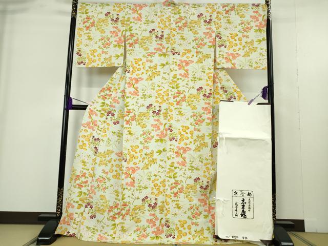 ■■■　サイズ　■■■ 身丈 170.5cm（肩から） 裄丈 70cm 袖丈 49cm 縫込み 3.5cm 袖幅 36cm 前幅 27.5cm 後幅 31cm 着物縫いこみ 内揚げ 3cm 裄 お袖側 約 0cm　身頃側 約 0cm ■■■　商品詳細　■■■ 【正絹】 状態は特に目立ったシミ汚れなどもなく大変良い状態です。 創業200年以上の歴史を持つ老舗【志ま亀】 その長い歴史の中で試行錯誤しながらたゆまぬ努力を続け、 現在も伝統ある古典きものを取り扱っています。 本格的な品ぞろえも人気で、多くの著名人の顧客や 「婦人画報」や「美しいキモノ」などの雑誌にも多々取り上げられるなど、 市場での人気もたいへん高くなっております。 大変上質な極上の逸品になります。 お安く出品致しますので、是非この機会にいかがでしょうか？ ■■■　注意事項　■■■ ■モニター発色の具合により色合いが異なる場合がございます。 ■寸法は多少の誤差が生じる場合がございますのでご了承ください。 ■縫込みの長さが左右非対称の場合は短い部分を記載しております。 左右非対称であってもご返品・お値引き等の保証は出来かねますので、ご了承の上ご購入をお願い致します。 ■シミ等のチェックには注意を払っておりますが、見落としがある場合もございますし、個人の見解も様々ですので神経質な方のご購入はお控えください。 ■箪笥に入っておりました着物や帯なので畳みシワや匂いがあるものもございます。 ■お休みは基本的に土日祝となりますが、その他臨時でお休みする場合がございますのでご了承ください。 ■商品の発送は平日のみの発送となります。 ■夜間と土曜、日曜日はお問い合わせの回答が遅れる場合がございます。 ■当店では、お直し、紋入れ、お手入れ等は承っておりません。 ■生地の状態（ヤケ、経年劣化等）によってはサイズ直しが出来ない場合がございます。 その点もどうかご了承のうえ、ご購入をお願いいたします。 ■弊社で取り扱う商品は一点ものにつき、時期や在庫状況に応じて金額が変更となる場合がございます。 ■検針は行っておりません。予めご了承いただきますようお願いいたします。 ■【洗える着物】と記載のある商品におきましては、商品お届け後に洗濯を行ってしまってからのご返品にはご対応しかねます。 念の為、専門店でのお手入れをお願いいたします。 ■写真に写っている物が全てになります。 それ以外の付属品はございませんのでご了承ください。 ■状態に関する写真につきましては、掲載可能な写真枚数に限りがあるため、 各箇所につき1枚参考画像を掲載しております。 ■着物のサイズ目安は下記を参考ください↓ ＜女性着物＞　お端折り次第で＋5cm　−10cmが着用可能サイズ 　例）身丈170cmの場合、身長160cm〜175cm ＜男性着物＞　身丈＋約25cm〜27cm程が適応身長 　例）身丈155cmの場合、身長180cm〜182cm