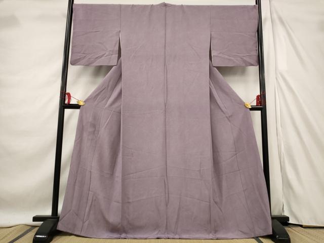 ■■■　サイズ　■■■ 身丈 168cm（肩から） 裄丈 68.5cm 袖丈 48cm　縫込み 4cm 袖幅 34.5cm 前幅 25cm 後幅 31cm 着物縫いこみ 内揚げ 1cm 裄 お袖側 約1cm　身頃側 約1cm ■■■　商品詳細　■■■ 【正絹】 詳細に関しましては、画像を添付しておりますのでそちらをご確認ください。 大変上質な逸品になります。 お安く出品致しますので、是非この機会にいかがでしょうか？ ■■■　注意事項　■■■ ■モニター発色の具合により色合いが異なる場合がございます。 ■寸法は多少の誤差が生じる場合がございますのでご了承ください。 ■縫込みの長さが左右非対称の場合は短い部分を記載しております。 左右非対称であってもご返品・お値引き等の保証は出来かねますので、ご了承の上ご購入をお願い致します。 ■シミ等のチェックには注意を払っておりますが、見落としがある場合もございますし、個人の見解も様々ですので神経質な方のご購入はお控えください。 ■箪笥に入っておりました着物や帯なので畳みシワや匂いがあるものもございます。 ■お休みは基本的に土日祝となりますが、その他臨時でお休みする場合がございますのでご了承ください。 ■商品の発送は平日のみの発送となります。 ■夜間と土曜、日曜日はお問い合わせの回答が遅れる場合がございます。 ■当店では、お直し、紋入れ、お手入れ等は承っておりません。 ■生地の状態（ヤケ、経年劣化等）によってはサイズ直しが出来ない場合がございます。 その点もどうかご了承のうえ、ご購入をお願いいたします。 ■弊社で取り扱う商品は一点ものにつき、時期や在庫状況に応じて金額が変更となる場合がございます。 ■検針は行っておりません。予めご了承いただきますようお願いいたします。 ■【洗える着物】と記載のある商品におきましては、商品お届け後に洗濯を行ってしまってからのご返品にはご対応しかねます。 念の為、専門店でのお手入れをお願いいたします。 ■着物のサイズ目安は下記を参考ください↓ ＜女性着物＞　お端折り次第で＋5cm　−1cmが着用可能サイズ 　例）身丈170cmの場合、身長160cm〜175cm ＜男性着物＞　身丈＋約25cm〜27cm程が適応身長 　例）身丈155cmの場合、身長180〜182cm