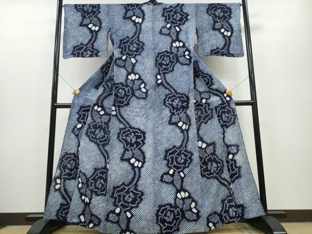 ■■■　サイズ　■■■ 身丈 163cm（肩から） 裄丈 70cm 袖丈 44cm　縫込み 3cm 袖幅 35cm 前幅 27cm 後幅 32.5cm 着物縫いこみ 内揚げ 0cm 裄 お袖側 約0cm　身頃側 約0cm ■■■　商品詳細　■■■ 【綿】 状態は接写画像のように後身頃・下前肩山付近・居敷当てに薄いシミがございますが その他特に目立ったシミ汚れなどもなく大変良い状態です。 人気の高い“有松鳴海絞り”の浴衣でございます。 “鳴海絞り”ならではの表情を生み出す立体感と 淡いぼかしで息を吹き込まれ、 今にも動き出しそうな迫力を放っております。 夏祭りや花火大会、これから増えるイベントに連れ立って、 より夏をお楽しみ下さいませ。 大変上質な逸品になります。 お安く出品致しますので、是非この機会にいかがでしょうか？ ■■■　注意事項　■■■ ■モニター発色の具合により色合いが異なる場合がございます。 ■寸法は多少の誤差が生じる場合がございますのでご了承ください。 ■縫込みの長さが左右非対称の場合は短い部分を記載しております。 左右非対称であってもご返品・お値引き等の保証は出来かねますので、ご了承の上ご購入をお願い致します。 ■シミ等のチェックには注意を払っておりますが、見落としがある場合もございますし、個人の見解も様々ですので神経質な方のご購入はお控えください。 ■箪笥に入っておりました着物や帯なので畳みシワや匂いがあるものもございます。 ■お休みは基本的に土日祝となりますが、その他臨時でお休みする場合がございますのでご了承ください。 ■商品の発送は平日のみの発送となります。 ■夜間と土曜、日曜日はお問い合わせの回答が遅れる場合がございます。 ■当店では、お直し、紋入れ、お手入れ等は承っておりません。 ■生地の状態（ヤケ、経年劣化等）によってはサイズ直しが出来ない場合がございます。 その点もどうかご了承のうえ、ご購入をお願いいたします。 ■弊社で取り扱う商品は一点ものにつき、時期や在庫状況に応じて金額が変更となる場合がございます。 ■検針は行っておりません。予めご了承いただきますようお願いいたします。 ■【洗える着物】と記載のある商品におきましては、商品お届け後に洗濯を行ってしまってからのご返品にはご対応しかねます。 念の為、専門店でのお手入れをお願いいたします。 ■着物のサイズ目安は下記を参考ください↓ ＜女性着物＞　お端折り次第で＋5?　−10?が着用可能サイズ 　例）身丈170?の場合、身長160?〜175? ＜男性着物＞　身丈＋約25?〜27?程が適応身長 　例）身丈155?の場合、身長180〜182?